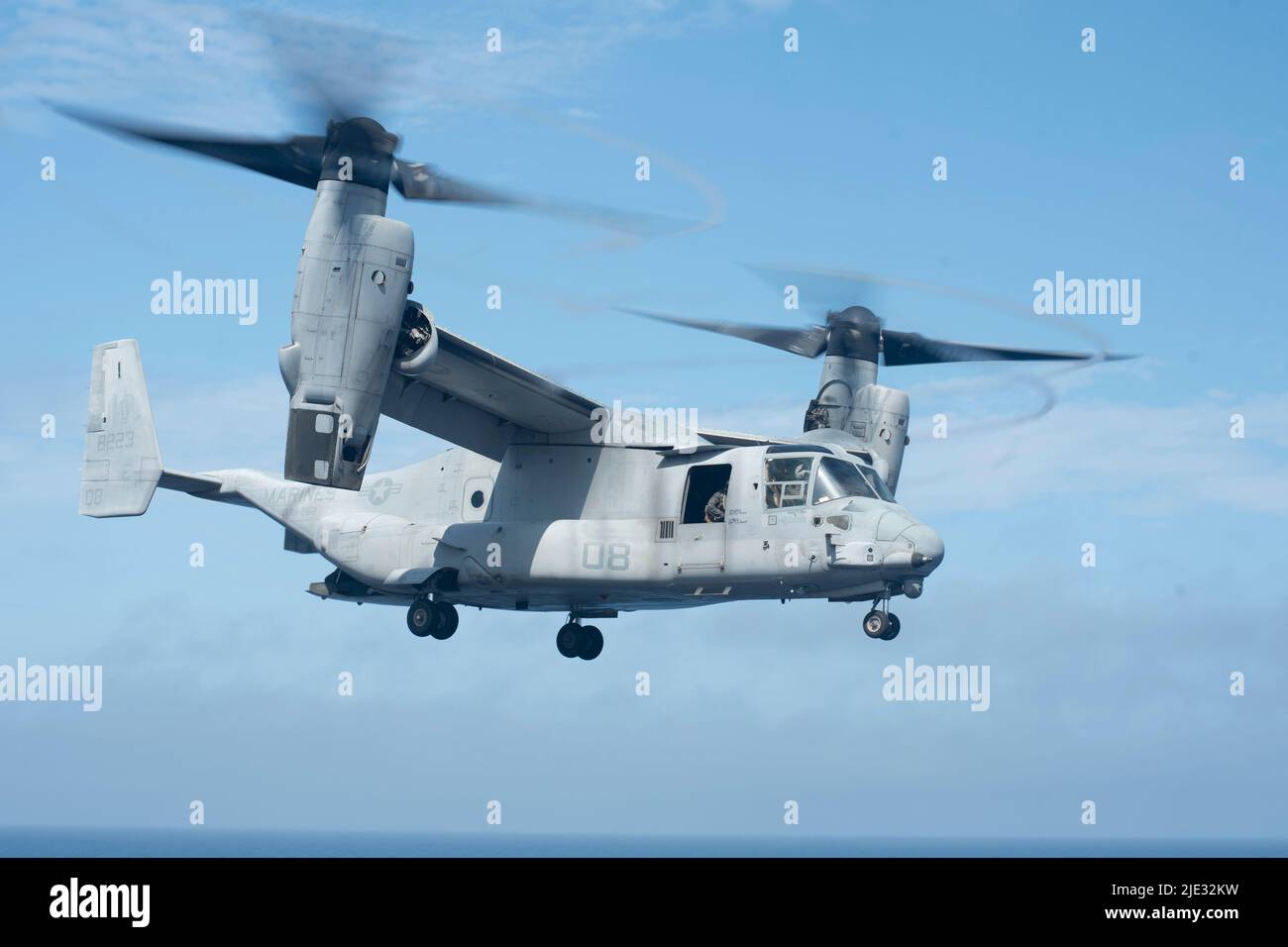 220623-N-XN177-1070 OCÉAN PACIFIQUE (23 juin 2022) – un avion MV-22 Tiltrotor Osprey affecté à l'escadron marin de Tiltrotor moyen (VMM) 262 prend son décollage du pont de vol du transporteur d'assaut amphibie USS Tripoli (LHA 7), 23 juin 2022. Tripoli opère dans la zone d'opérations de la flotte américaine 7th afin d'améliorer l'interopérabilité avec ses alliés et ses partenaires et de servir de force de réaction prête à l'emploi pour défendre la paix et maintenir la stabilité dans la région Indo-Pacifique. (É.-U. Photo de la marine par le spécialiste des communications de masse 1st classe Peter Burghart) Banque D'Images