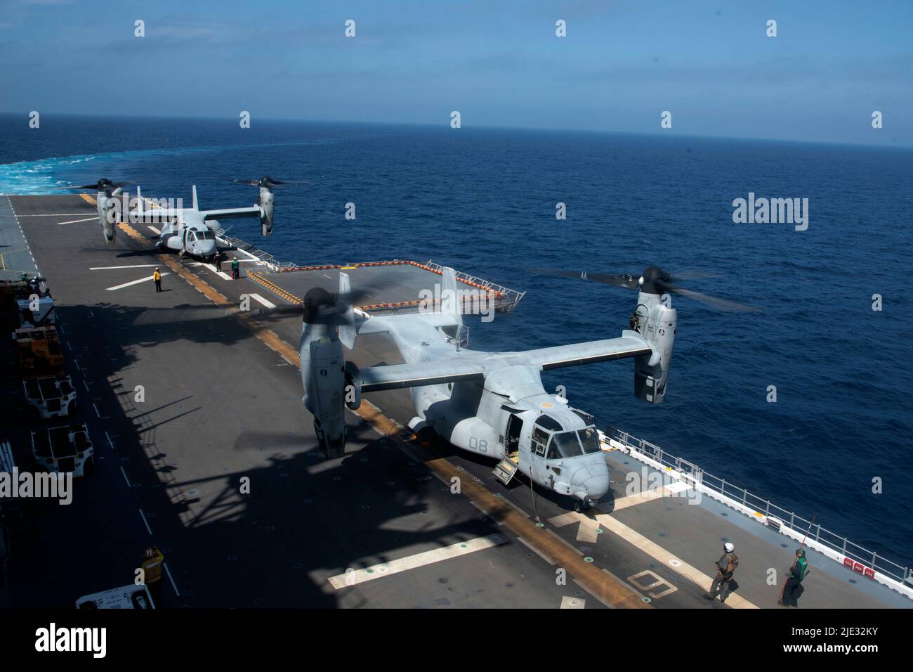 220623-N-XN177-1025 OCÉAN PACIFIQUE (23 juin 2022) – deux avions trotor MV-22 Osprey affectés à l'escadron moyen de Tiltrotor (VMM) 262 se préparent à prendre le pont de vol du porte-avions amphibie USS Tripoli (LHA 7), 23 juin 2022. Tripoli opère dans la zone d'opérations de la flotte américaine 7th afin d'améliorer l'interopérabilité avec ses alliés et ses partenaires et de servir de force de réaction prête à l'emploi pour défendre la paix et maintenir la stabilité dans la région Indo-Pacifique. (É.-U. Photo de la marine par le spécialiste des communications de masse 1st classe Peter Burghart) Banque D'Images
