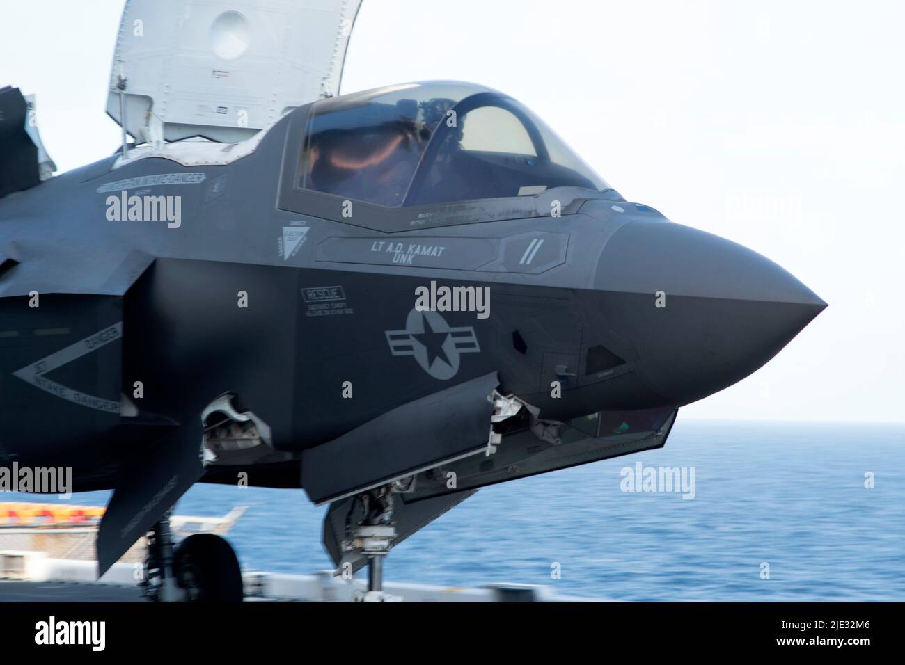 220623-N-XN177-1111 OCÉAN PACIFIQUE (23 juin 2022) – un F-35B Lightning II affecté à l'escadron de chasseurs de frappes maritimes (AFMV) 121 à partir du pont de vol du porte-avions amphibie USS Tripoli (LHA 7), 23 juin 2022. Tripoli opère dans la zone d'opérations de la flotte américaine 7th afin d'améliorer l'interopérabilité avec ses alliés et ses partenaires et de servir de force de réaction prête à l'emploi pour défendre la paix et maintenir la stabilité dans la région Indo-Pacifique. (É.-U. Photo de la marine par le spécialiste des communications de masse 1st classe Peter Burghart) Banque D'Images