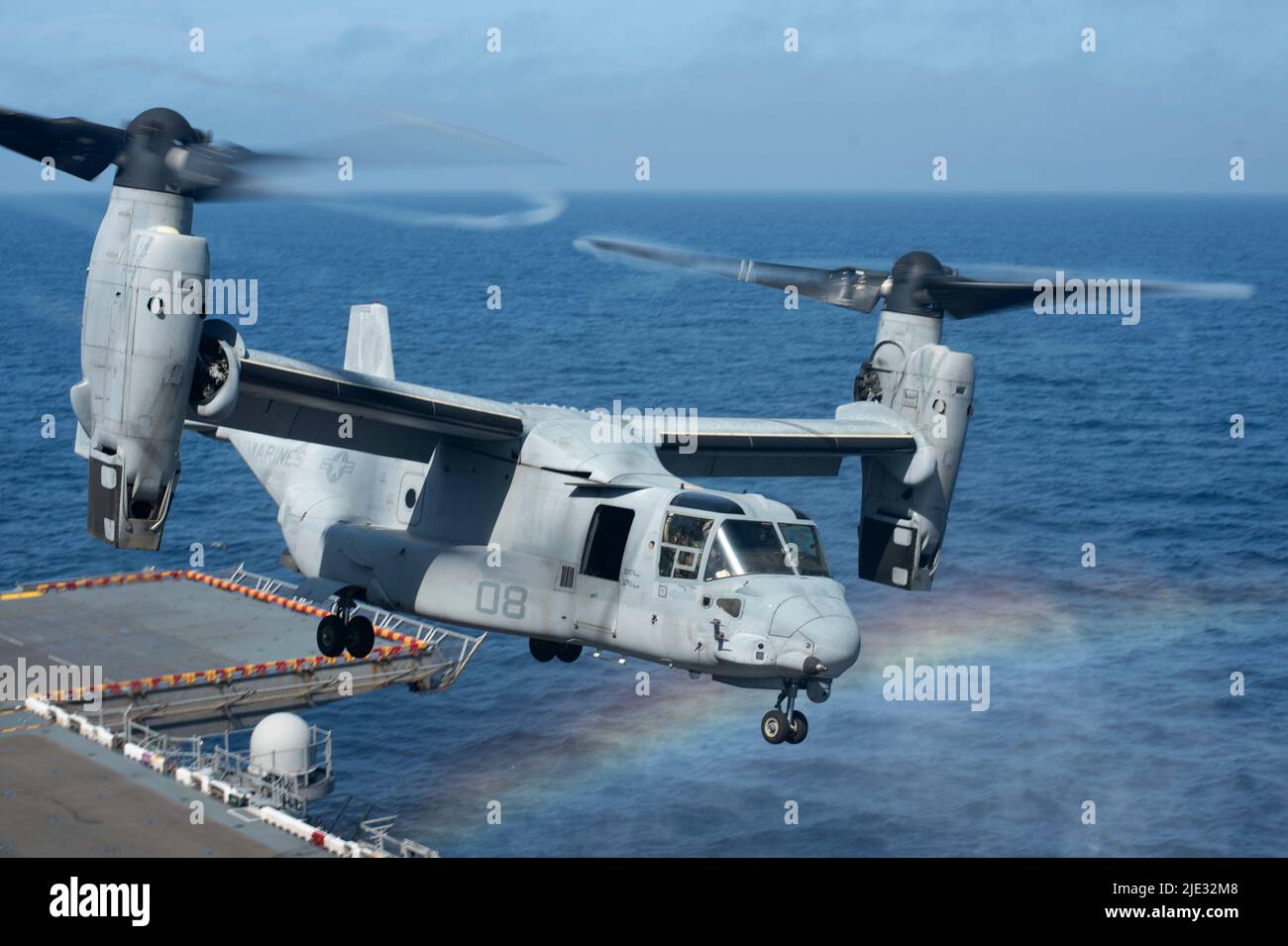 220623-N-XN177-1068 OCÉAN PACIFIQUE (23 juin 2022) – un avion MV-22 Tiltrotor Osprey affecté à l'escadron marin de Tiltrotor moyen (VMM) 262 prend son décollage du pont de vol du transporteur d'assaut amphibie USS Tripoli (LHA 7), 23 juin 2022. Tripoli opère dans la zone d'opérations de la flotte américaine 7th afin d'améliorer l'interopérabilité avec ses alliés et ses partenaires et de servir de force de réaction prête à l'emploi pour défendre la paix et maintenir la stabilité dans la région Indo-Pacifique. (É.-U. Photo de la marine par le spécialiste des communications de masse 1st classe Peter Burghart) Banque D'Images