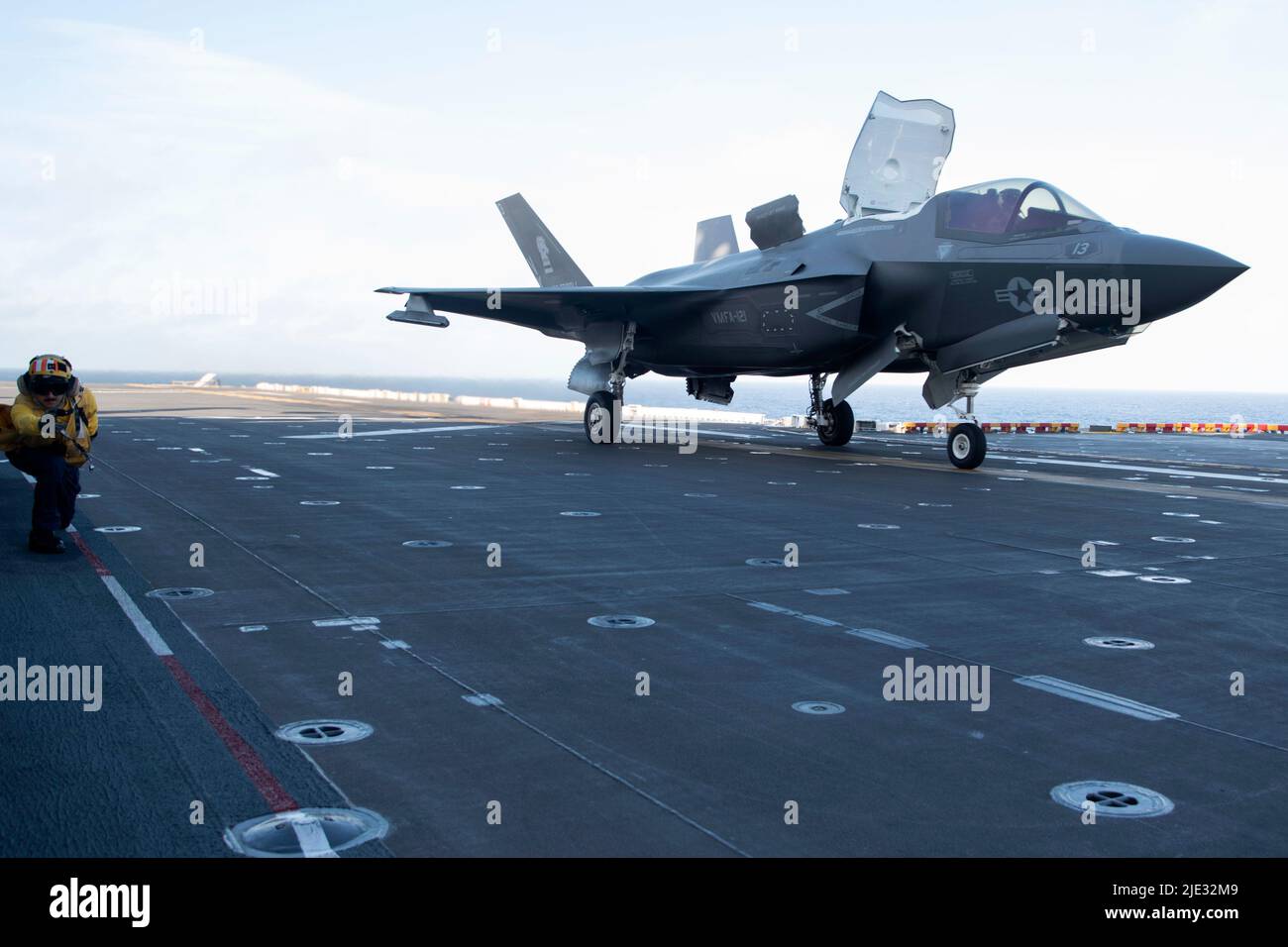 220623-N-XN177-1132 OCÉAN PACIFIQUE (23 juin 2022) – un F-35B Lightning II affecté à l'escadron de chasseurs de frappes maritimes (AFMV) 121 à partir du pont de vol du porte-avions amphibie USS Tripoli (LHA 7), 23 juin 2022. Tripoli opère dans la zone d'opérations de la flotte américaine 7th afin d'améliorer l'interopérabilité avec ses alliés et ses partenaires et de servir de force de réaction prête à l'emploi pour défendre la paix et maintenir la stabilité dans la région Indo-Pacifique. (É.-U. Photo de la marine par le spécialiste des communications de masse 1st classe Peter Burghart) Banque D'Images