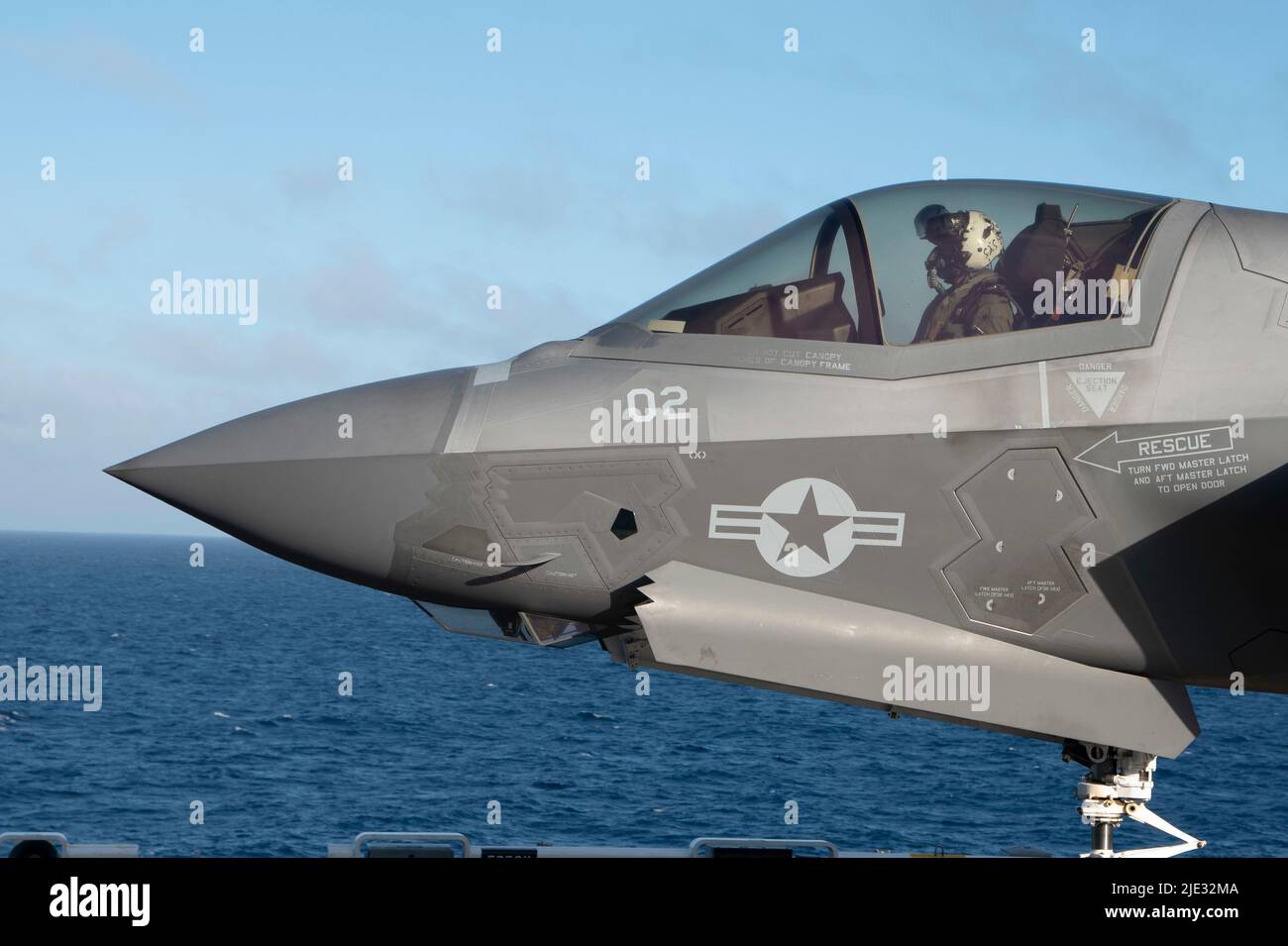 220623-N-XN177-1164 OCÉAN PACIFIQUE (23 juin 2022) – un F-35B Lightning II affecté à l'escadron de chasseurs de frappes maritimes (VMFA) 121 taxis sur le pont de vol du porte-avions amphibie USS Tripoli (LHA 7), 23 juin 2022. Tripoli opère dans la zone d'opérations de la flotte américaine 7th afin d'améliorer l'interopérabilité avec ses alliés et ses partenaires et de servir de force de réaction prête à l'emploi pour défendre la paix et maintenir la stabilité dans la région Indo-Pacifique. (É.-U. Photo de la marine par le spécialiste des communications de masse 1st classe Peter Burghart) Banque D'Images