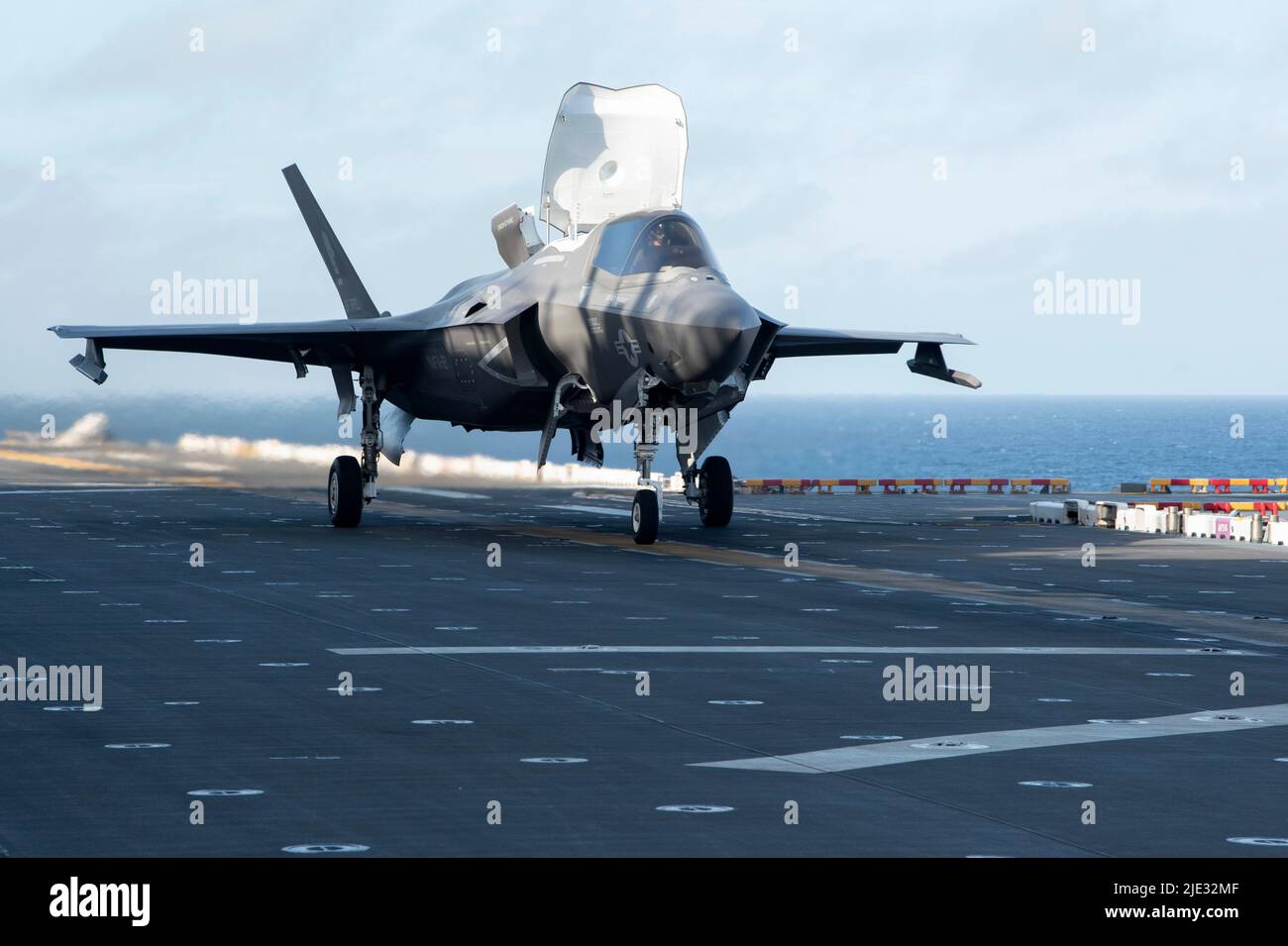 220623-N-XN177-1109 OCÉAN PACIFIQUE (23 juin 2022) – un F-35B Lightning II affecté à l'escadron de chasseurs de frappes maritimes (AFMV) 121 à partir du pont de vol du porte-avions amphibie USS Tripoli (LHA 7), 23 juin 2022. Tripoli opère dans la zone d'opérations de la flotte américaine 7th afin d'améliorer l'interopérabilité avec ses alliés et ses partenaires et de servir de force de réaction prête à l'emploi pour défendre la paix et maintenir la stabilité dans la région Indo-Pacifique. (É.-U. Photo de la marine par le spécialiste des communications de masse 1st classe Peter Burghart) Banque D'Images