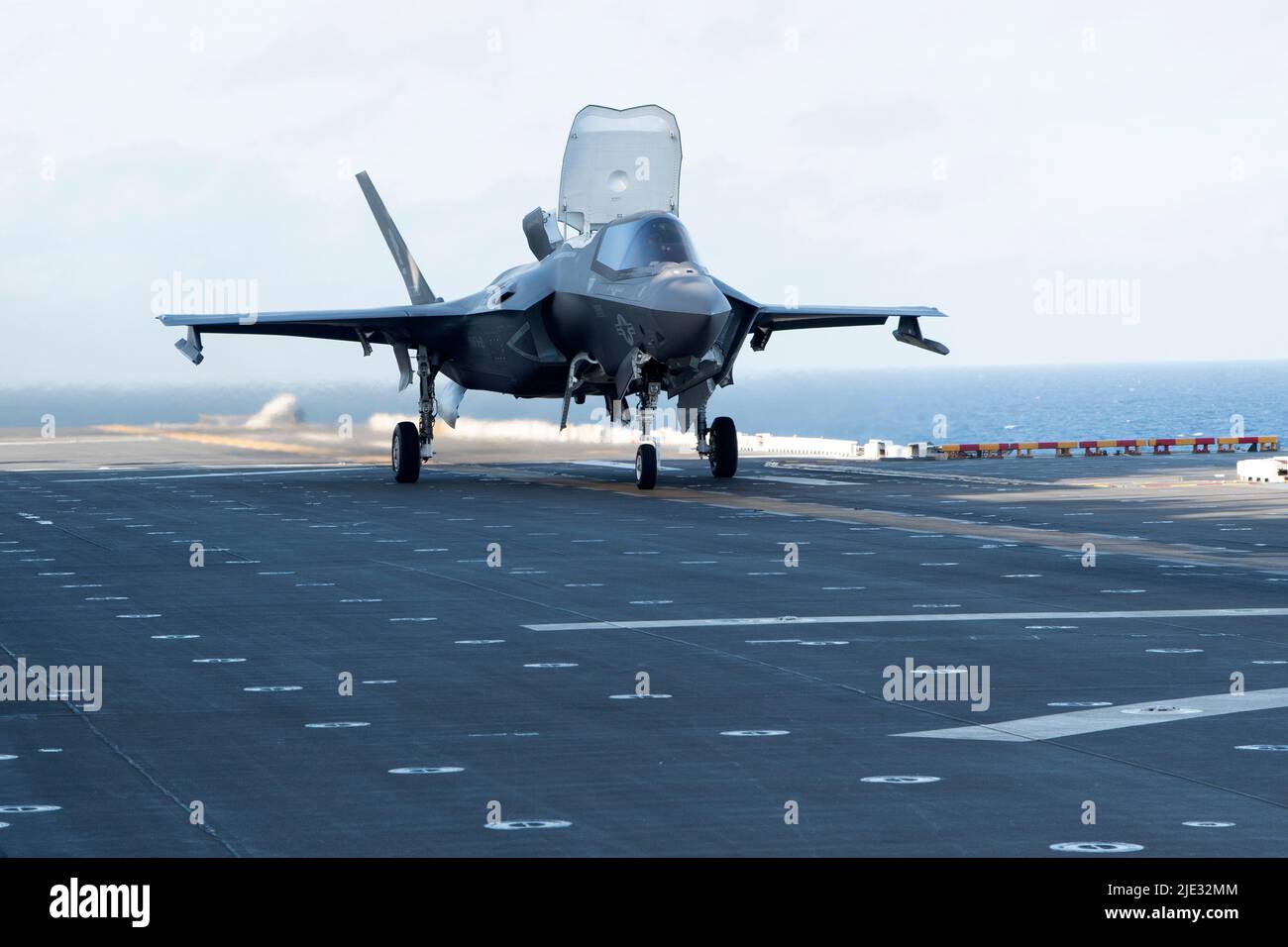 220623-N-XN177-1106 OCÉAN PACIFIQUE (23 juin 2022) – un F-35B Lightning II affecté à l'escadron de chasseurs de frappes maritimes (AFMV) 121 à partir du pont de vol du porte-avions amphibie USS Tripoli (LHA 7), 23 juin 2022. Tripoli opère dans la zone d'opérations de la flotte américaine 7th afin d'améliorer l'interopérabilité avec ses alliés et ses partenaires et de servir de force de réaction prête à l'emploi pour défendre la paix et maintenir la stabilité dans la région Indo-Pacifique. (É.-U. Photo de la marine par le spécialiste des communications de masse 1st classe Peter Burghart) Banque D'Images