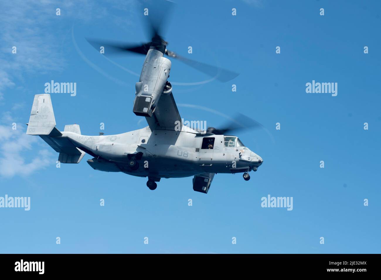 220623-N-XN177-1072 OCÉAN PACIFIQUE (23 juin 2022) – un avion MV-22 Tiltrotor Osprey affecté à l'escadron marin de Tiltrotor moyen (VMM) 262 prend son décollage du pont de vol du transporteur d'assaut amphibie USS Tripoli (LHA 7), 23 juin 2022. Tripoli opère dans la zone d'opérations de la flotte américaine 7th afin d'améliorer l'interopérabilité avec ses alliés et ses partenaires et de servir de force de réaction prête à l'emploi pour défendre la paix et maintenir la stabilité dans la région Indo-Pacifique. (É.-U. Photo de la marine par le spécialiste des communications de masse 1st classe Peter Burghart) Banque D'Images