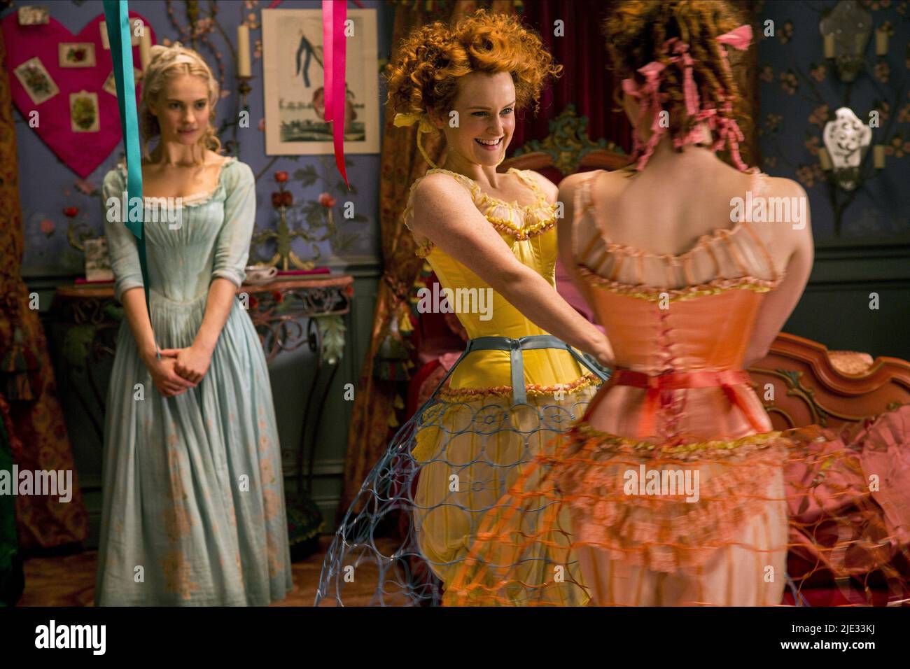 LILY JAMES, SOPHIE MCSHERA, HOLLIDAY GRAINGER, Cendrillon, 2015 Banque D'Images