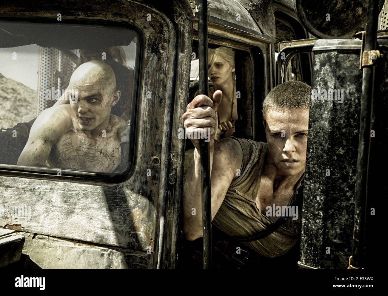 NICHOLAS HOULT, ABBEY LEE, CHARLIZE THERON, MAD MAX : FURY ROAD, 2015 Banque D'Images