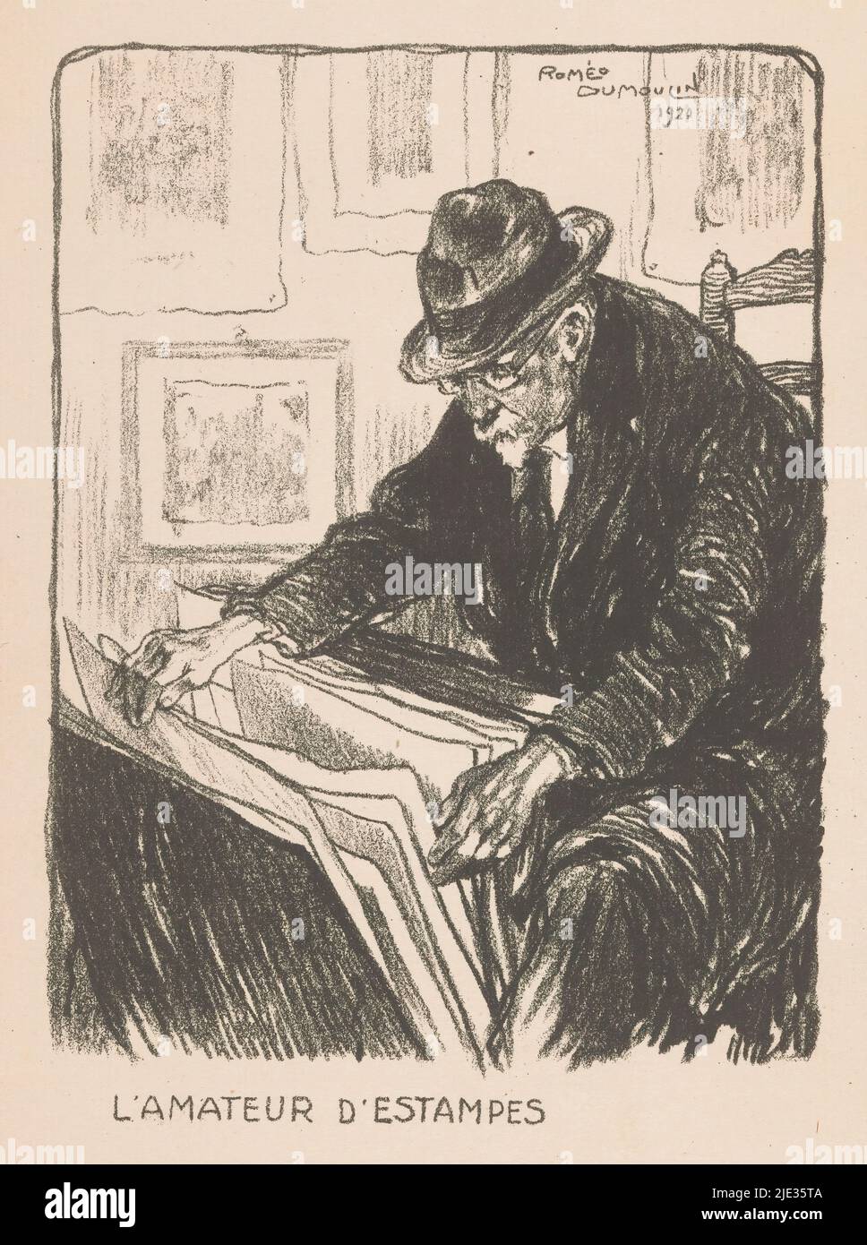 Homme sur une chaise regardant un dossier d'estampes, l'amateur d'estampes (titre sur objet), imprimeur: Roméo Dumoulin, (mentionné sur objet), éditeur: veuve Monnom, (mentionné sur objet), Bruxelles, 1920, papier, hauteur 233 mm × largeur 165 mm Banque D'Images