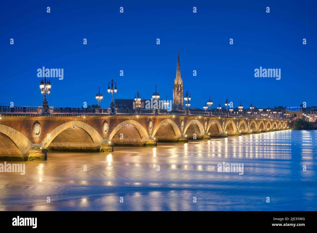 Photo du pont Pierre à Bordeaux à l'heure bleue Banque D'Images