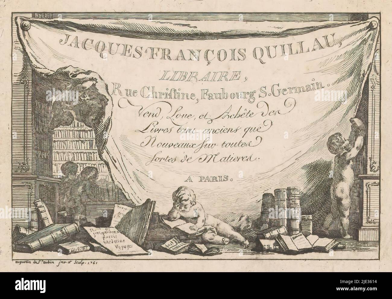 Carte de visite du libraire Jacques François Quillau à Paris, intérieur d'une librairie avec putti prenant des livres de l'étagère et de la lecture. Le texte est sur une grande toile maintenue par un putto., imprimerie: Augustin de Saint-Aubin, (mentionné sur l'objet), après conception propre par: Augustin de Saint-Aubin, (mentionné sur l'objet), 1761, papier, gravure, hauteur 85 mm × largeur 112 mm Banque D'Images