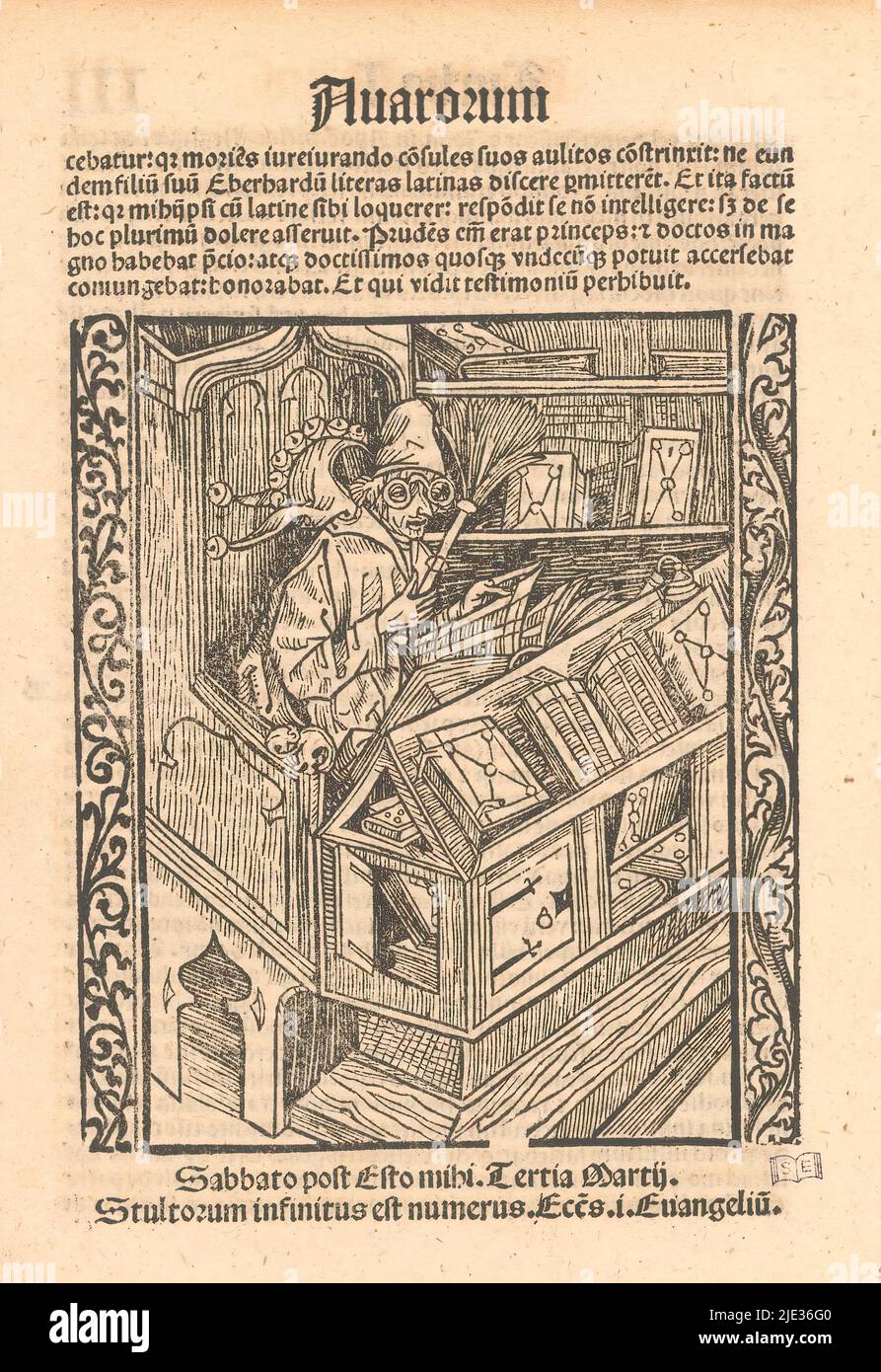 Livre Jester, Un livre jester avec des verres et la casquette de l'imbécile est assis avec un plumeau à la main derrière un pupitre avec des livres sur deux côtés., imprimeur: Meester van de Haintz Nar, (attribué à), imprimeur: Johann Prüss (I), (peut-être), Straatsburg (Frankrijk), 1494 et/ou 1511, papier, impression typographique, hauteur 213 mm × largeur 153 mm Banque D'Images