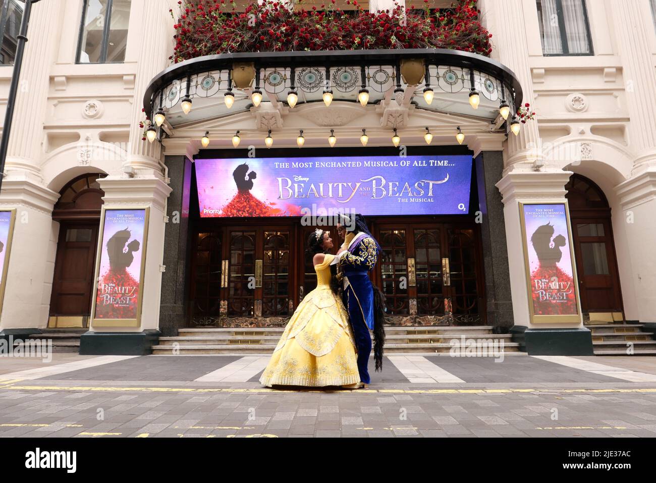 LA COMÉDIE MUSICALE LA PLUS ENCHANTÉE DE TOUS LES TEMPS vient à Londres cet été London Palladium Limited Season a annoncé le 24 juin 2022 Courtney Stapleton et Shaq Taylor pour jouer les rôles emblématiques de Belle et de sa Bête de nouveaux designs spectaculaires et des technologies de pointe fusionnent avec l'histoire classique, apportant le conte bien-aimé à la nouvelle vie les chansons légendaires incluent Belle, Soyez notre invité et beauté et la Bête. Les spectacles débuteront au London Palladium du vendredi 24 juin 2022, pour une saison strictement limitée jusqu'au samedi 17 septembre. Banque D'Images