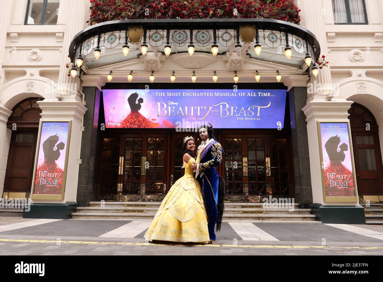 LA COMÉDIE MUSICALE LA PLUS ENCHANTÉE DE TOUS LES TEMPS vient à Londres cet été London Palladium Limited Season a annoncé le 24 juin 2022 Courtney Stapleton et Shaq Taylor pour jouer les rôles emblématiques de Belle et de sa Bête de nouveaux designs spectaculaires et des technologies de pointe fusionnent avec l'histoire classique, apportant le conte bien-aimé à la nouvelle vie les chansons légendaires incluent Belle, Soyez notre invité et beauté et la Bête. Les spectacles débuteront au London Palladium du vendredi 24 juin 2022, pour une saison strictement limitée jusqu'au samedi 17 septembre. Banque D'Images