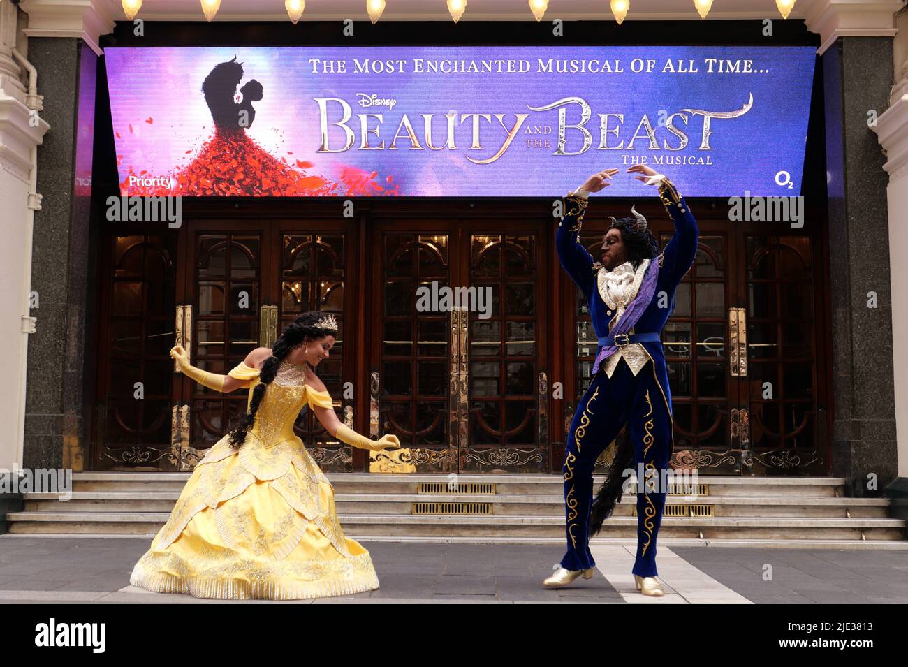 LA COMÉDIE MUSICALE LA PLUS ENCHANTÉE DE TOUS LES TEMPS vient à Londres cet été London Palladium Limited Season a annoncé le 24 juin 2022 Courtney Stapleton et Shaq Taylor pour jouer les rôles emblématiques de Belle et de sa Bête de nouveaux designs spectaculaires et des technologies de pointe fusionnent avec l'histoire classique, apportant le conte bien-aimé à la nouvelle vie les chansons légendaires incluent Belle, Soyez notre invité et la beauté et la Bête ..les spectacles commenceront au London Palladium du vendredi 24 juin 2022, pour une saison strictement limitée jusqu'au samedi 17 septembre. Banque D'Images