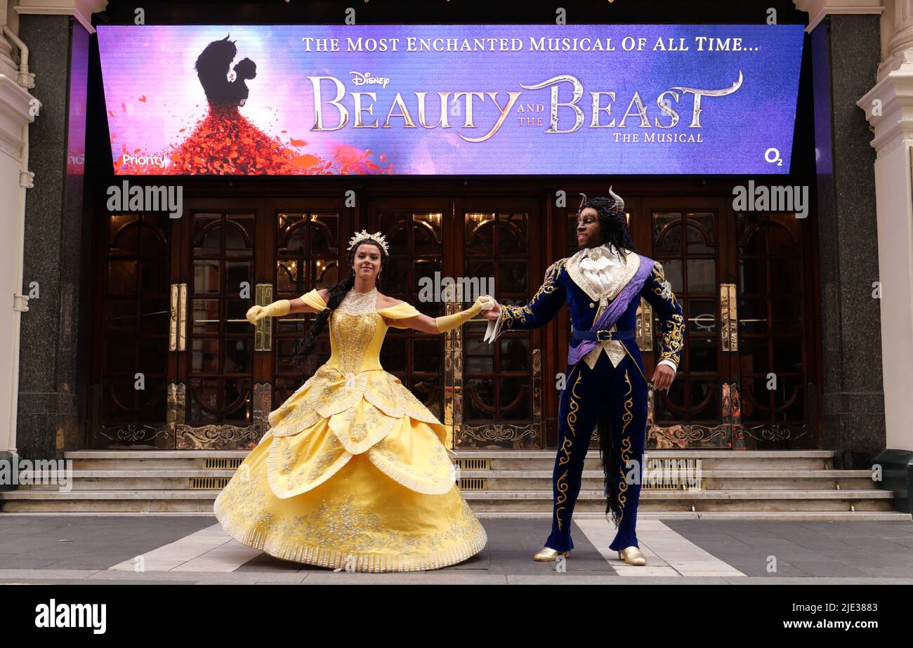 LA COMÉDIE MUSICALE LA PLUS ENCHANTÉE DE TOUS LES TEMPS vient à Londres cet été London Palladium Limited Season a annoncé le 24 juin 2022 Courtney Stapleton et Shaq Taylor pour jouer les rôles emblématiques de Belle et de sa Bête de nouveaux designs spectaculaires et des technologies de pointe fusionnent avec l'histoire classique, apportant le conte bien-aimé à la nouvelle vie les chansons légendaires incluent Belle, Soyez notre invité et la beauté et la Bête ..les spectacles commenceront au London Palladium du vendredi 24 juin 2022, pour une saison strictement limitée jusqu'au samedi 17 septembre. Banque D'Images