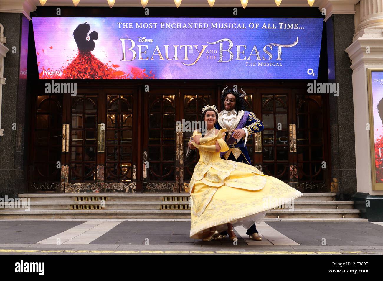 LA COMÉDIE MUSICALE LA PLUS ENCHANTÉE DE TOUS LES TEMPS vient à Londres cet été London Palladium Limited Season a annoncé le 24 juin 2022 Courtney Stapleton et Shaq Taylor pour jouer les rôles emblématiques de Belle et de sa Bête de nouveaux designs spectaculaires et des technologies de pointe fusionnent avec l'histoire classique, apportant le conte bien-aimé à la nouvelle vie les chansons légendaires incluent Belle, Soyez notre invité et la beauté et la Bête ..les spectacles commenceront au London Palladium du vendredi 24 juin 2022, pour une saison strictement limitée jusqu'au samedi 17 septembre. Banque D'Images