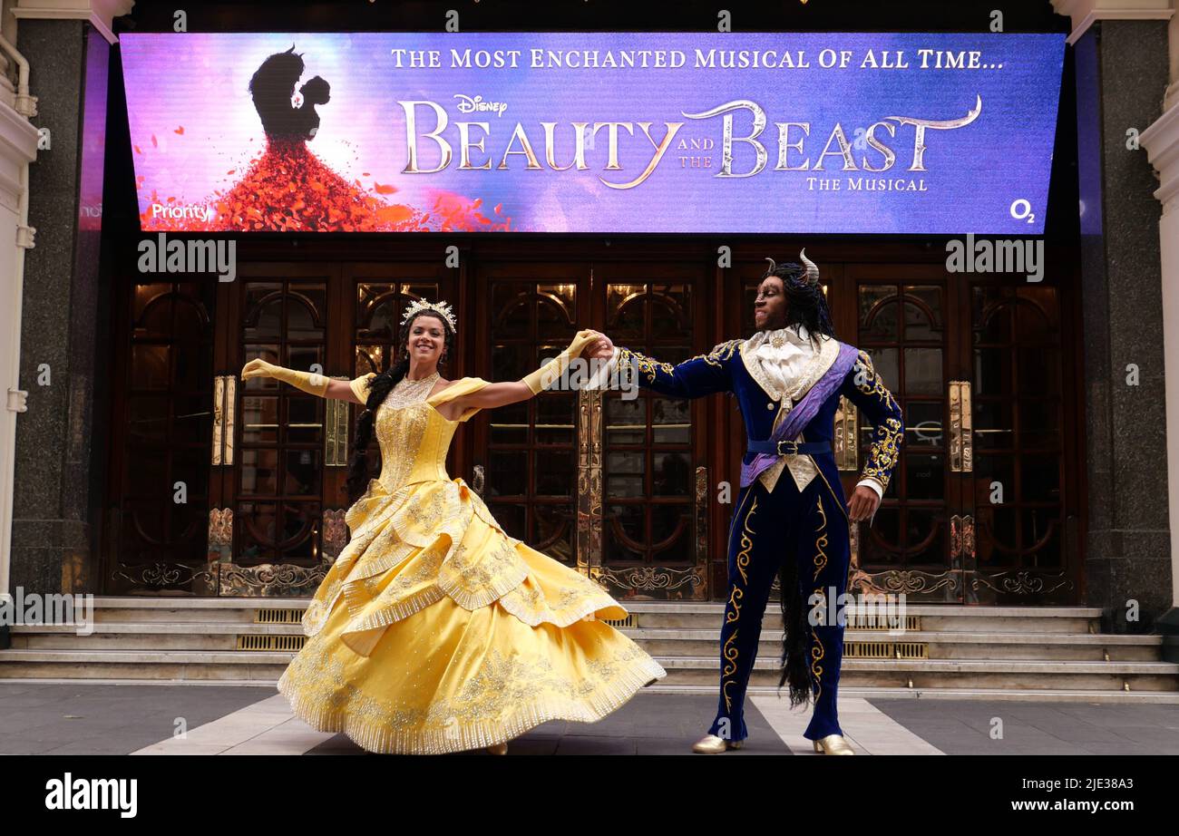 LA COMÉDIE MUSICALE LA PLUS ENCHANTÉE DE TOUS LES TEMPS vient à Londres cet été London Palladium Limited Season a annoncé le 24 juin 2022 Courtney Stapleton et Shaq Taylor pour jouer les rôles emblématiques de Belle et de sa Bête de nouveaux designs spectaculaires et des technologies de pointe fusionnent avec l'histoire classique, apportant le conte bien-aimé à la nouvelle vie les chansons légendaires incluent Belle, Soyez notre invité et la beauté et la Bête ..les spectacles commenceront au London Palladium du vendredi 24 juin 2022, pour une saison strictement limitée jusqu'au samedi 17 septembre. Banque D'Images