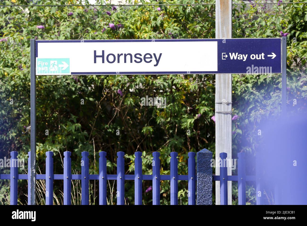 Gare de Hornsey dans le nord de Londres. Plus de 50 000 membres du syndicat RMT (chemins de fer, Maritimes et Transports) sont en grève dans la plus grande sortie depuis 30 ans de suite en raison de salaires insatisfaisants, de coupures gouvernementales et de conditions de travail. Banque D'Images