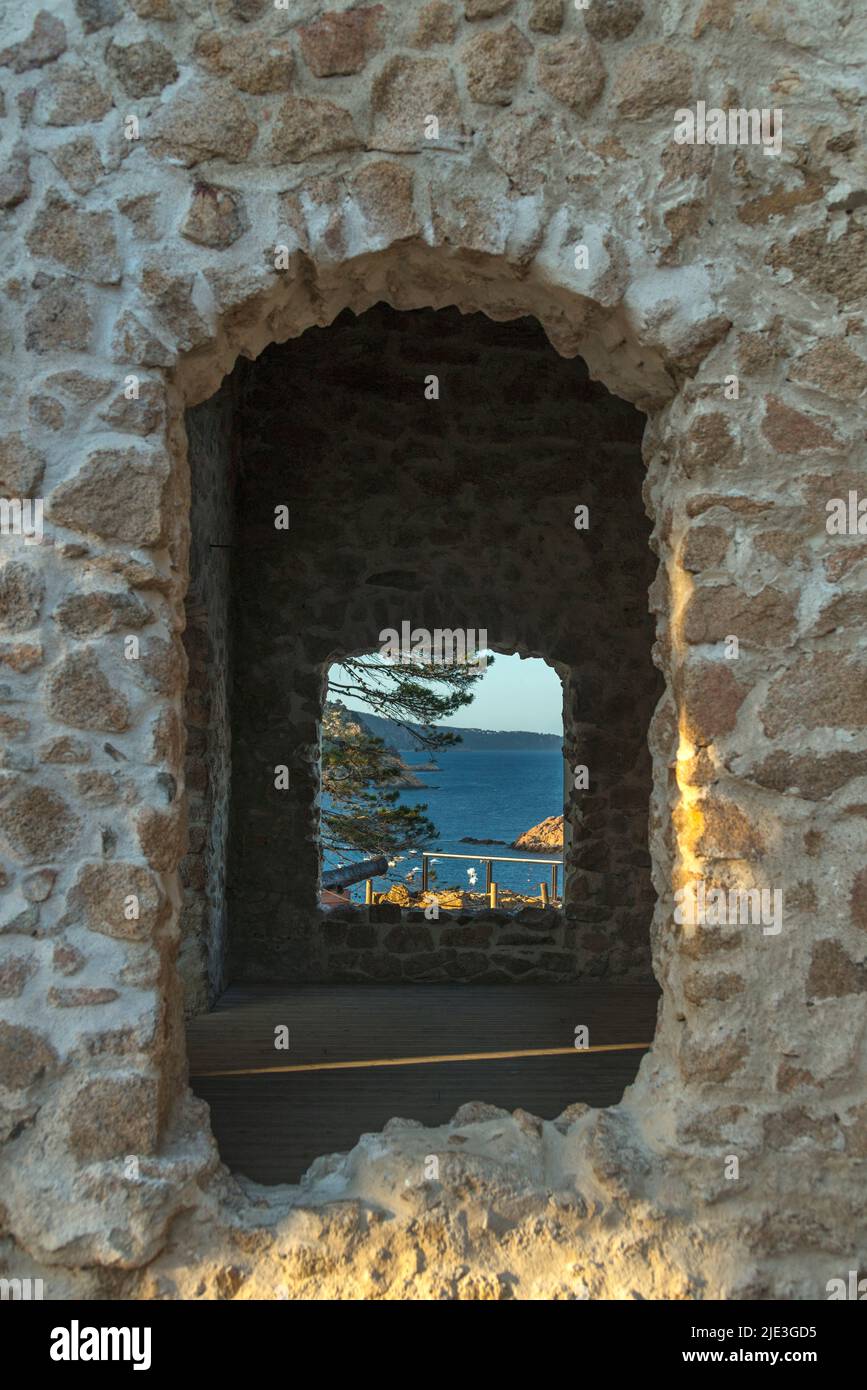 FENÊTRES OUVERTURES SAINT VINCENT EGLISE GOTHIQUE VESTIGES VIEILLE VILLE CAP DE TOSSA TOSSA DE MAR COSTA BRAVA GERONA CATALOGNE ESPAGNE Banque D'Images