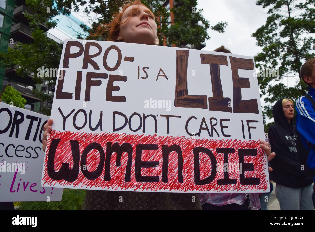 Londres, Angleterre, Royaume-Uni. 24th juin 2022. Une femme porte un signe qui dit "Pro-vie est un mensonge, vous ne vous souciez pas si les femmes meurent". Des manifestants se sont rassemblés devant l'ambassade des États-Unis à Londres alors que la Cour suprême renversait Roe v Wade et ouvres la voie à l'interdiction de l'avortement dans la plupart des États-Unis. (Image de crédit : © Vuk Valcic/ZUMA Press Wire) Banque D'Images