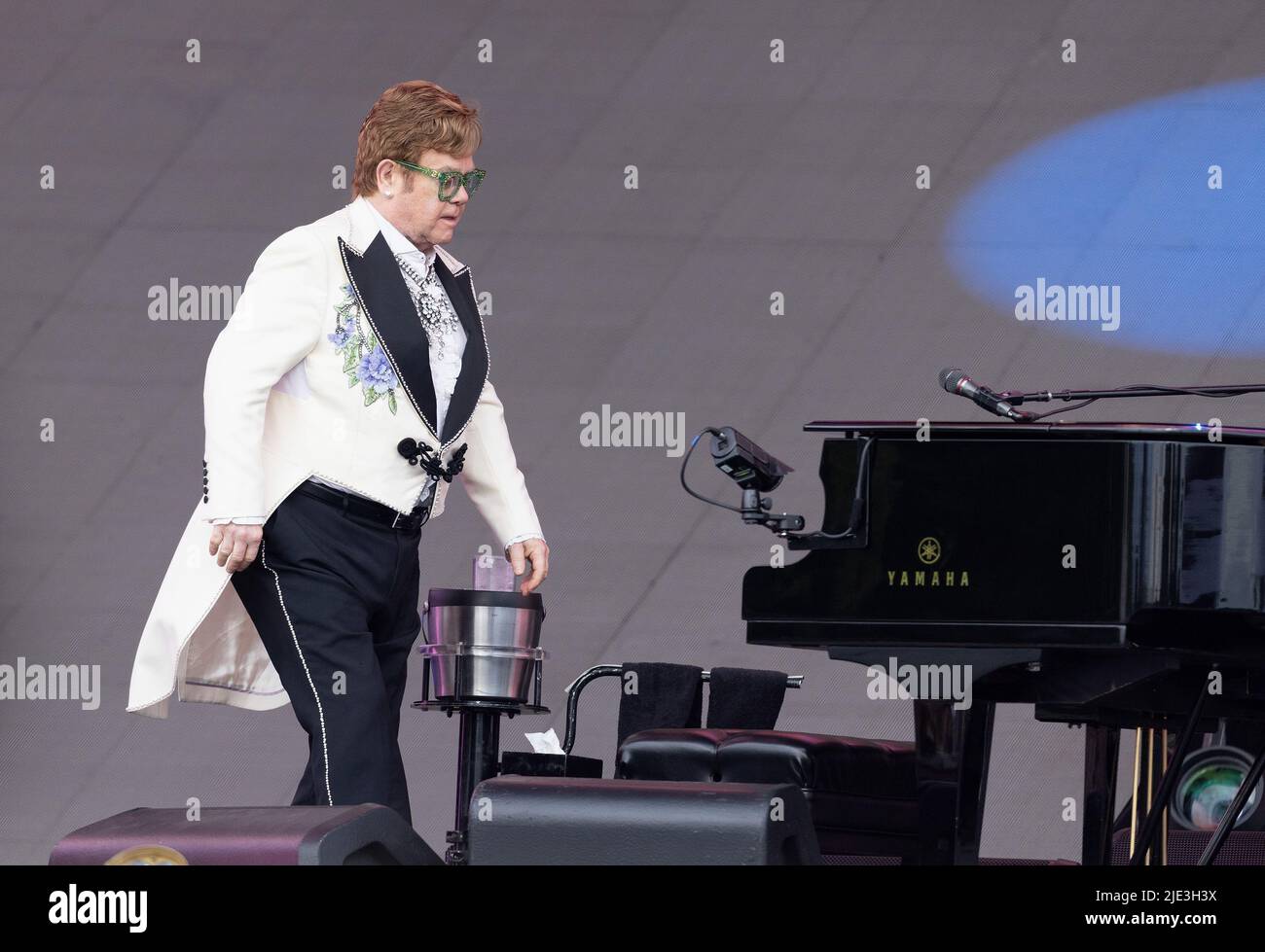LONDRES, ROYAUME-UNI. 24 juin 2022 : Elton John marche sur scène avant de se présenter à American Express BST Hyde Park à Londres, Angleterre. Credit: S.A.M./Alay Live News Banque D'Images