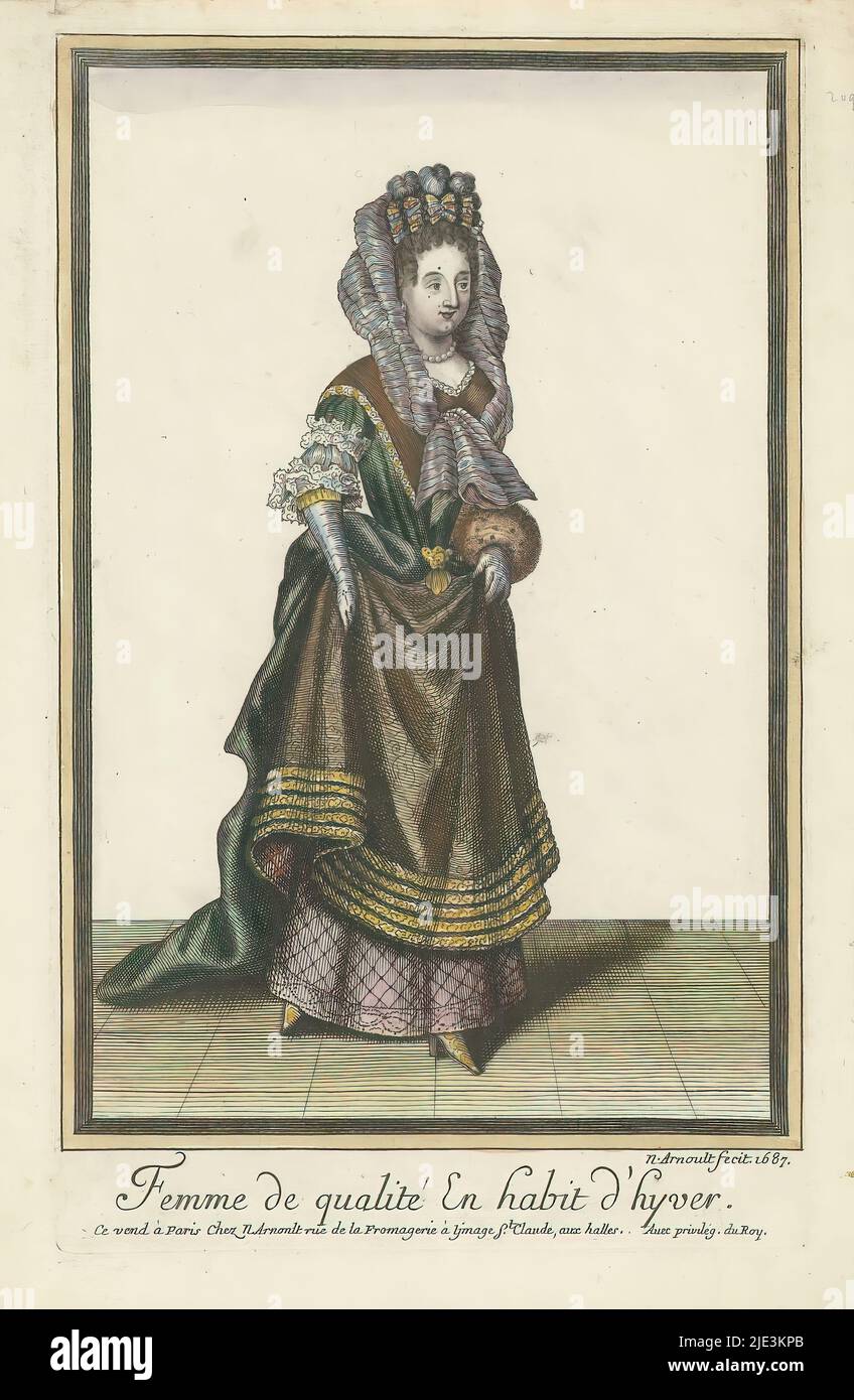 Femme de qualité en habitude d'hyver (titre sur objet), Dame en costume d'hiver, Dame à droite, tenant légèrement la jupe avec les deux mains pour que la sous-jupe et les pointes des chaussures soient visibles. Manchon autour du poignet gauche. Coiffure avec des boucles sur le front, ornée d'arcs, sur lequel est un voile rayé., imprimerie: Nicolas Arnoult, (mentionné sur l'objet), éditeur: Nicolas Arnoult, (mentionné sur l'objet), Lodewijk XIV (koning van Frankrijk), (mentionné sur l'objet), Paris, 1687, papier, gravure, gravure, laquage, hauteur 300 mm × largeur 200 mm Banque D'Images Femme de qualité en habitude d'hyver (titre sur objet), Dame en costume d'hiver, Dame à droite, tenant légèrement la jupe avec les deux mains pour que la sous-jupe et les pointes des chaussures soient visibles. Manchon autour du poignet gauche. Coiffure avec des boucles sur le front, ornée d'arcs, sur lequel est un voile rayé., imprimerie: Nicolas Arnoult, (mentionné sur l'objet), éditeur: Nicolas Arnoult, (mentionné sur l'objet), Lodewijk XIV (koning van Frankrijk), (mentionné sur l'objet), Paris, 1687, papier, gravure, gravure, laquage, hauteur 300 mm × largeur 200 mm Banque D'Images