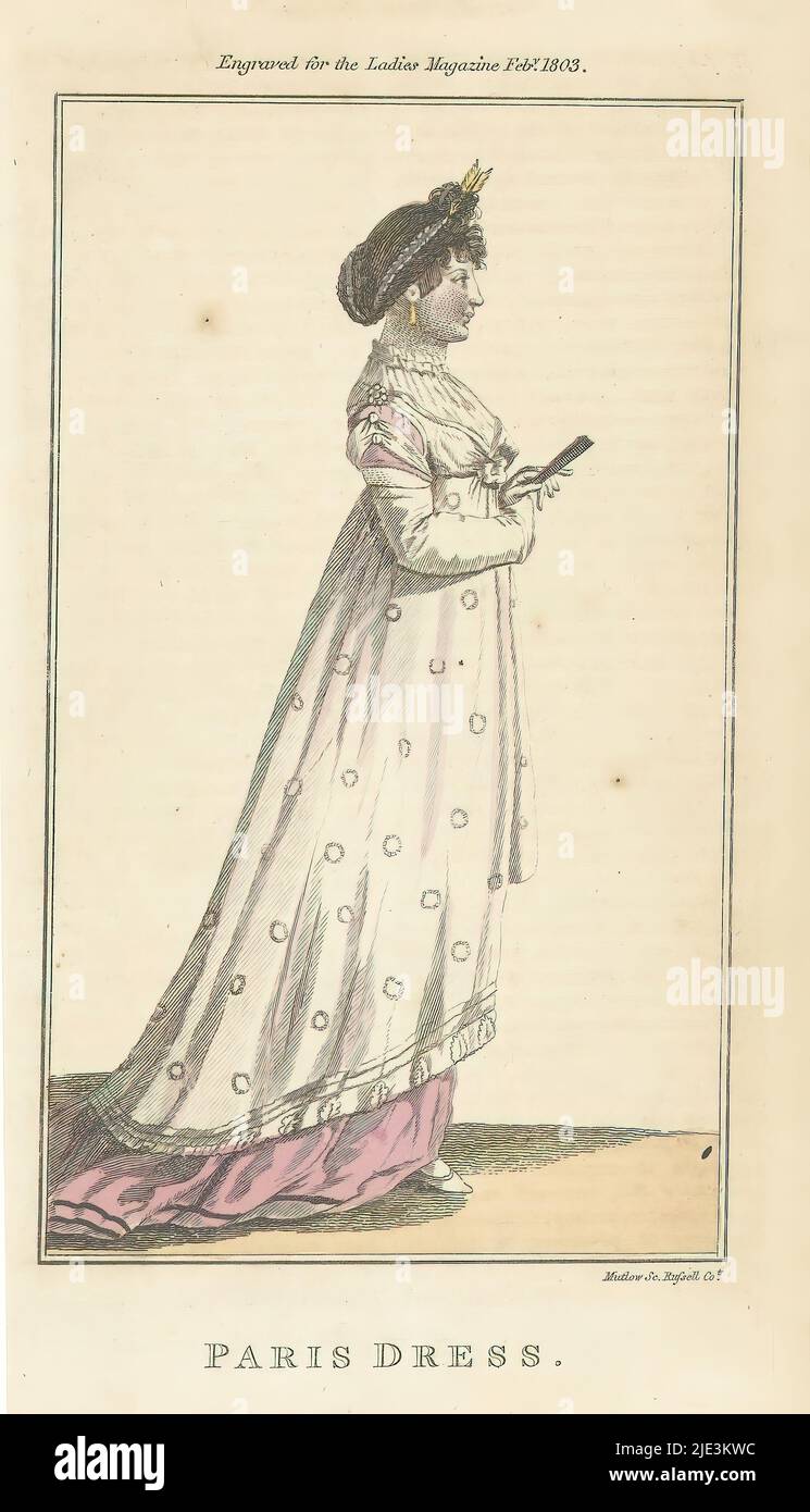 Dames magazine, 1803 février, Paris robe, femme avec ventilateur à droite., imprimeur: Henry Mutlow, (mentionné sur l'objet), Angleterre, 1803 février, papier, gravure, hauteur 204 mm × largeur 113 mm Banque D'Images