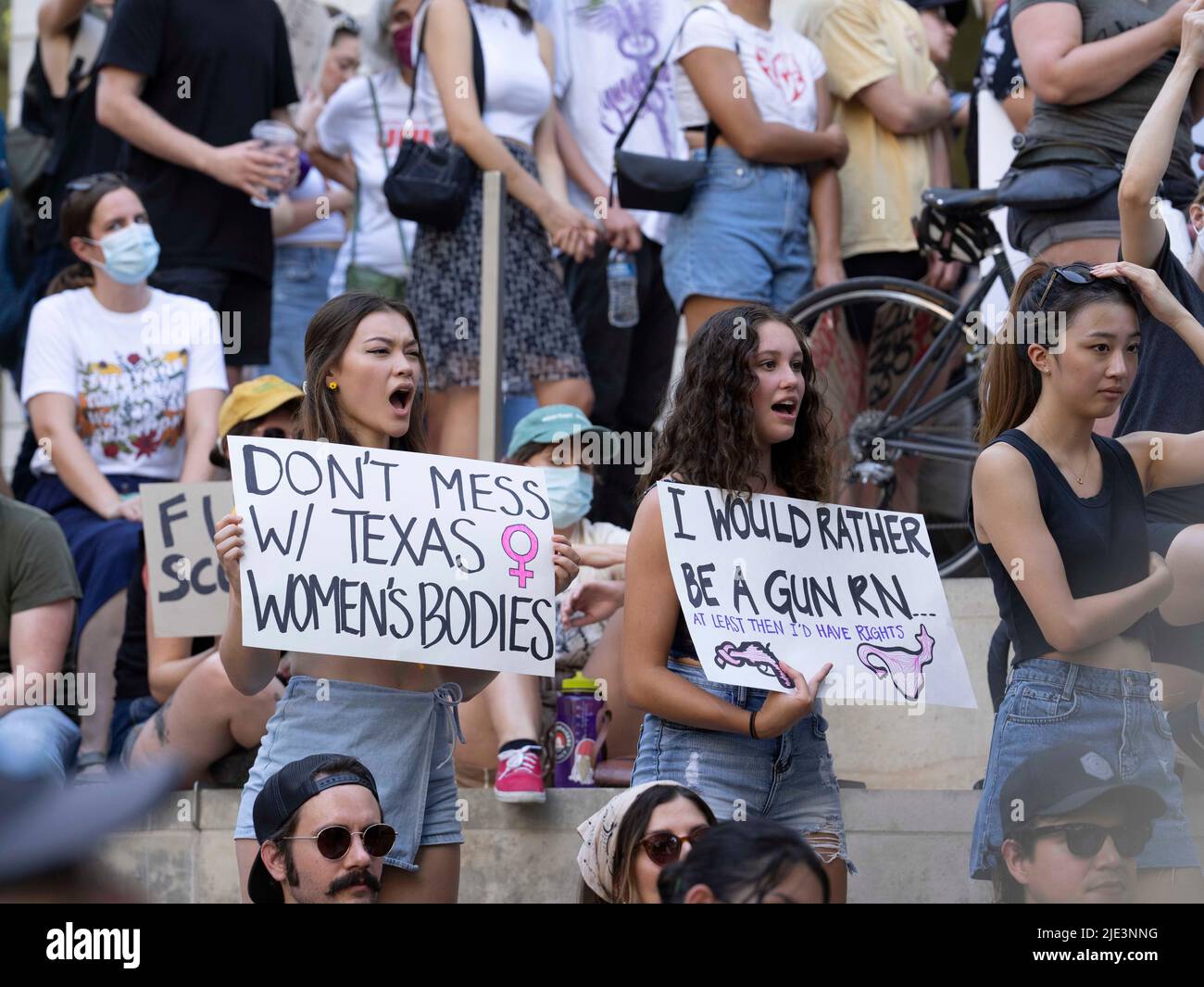 Austin Texas États-Unis, 24 juin 2022 : les émotions sont fortes lorsque des centaines de partisans du droit à l'avortement se rassemblent au palais de justice fédéral des États-Unis et plus tard en mars au Capitole du Texas pour protester contre la décision de la Cour suprême des États-Unis qui élimine la protection constitutionnelle vieille de 50 ans du droit à l'avortement. Crédit : Bob Daemmrich/Alay Live News Banque D'Images