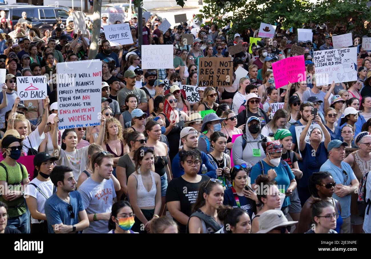 Austin Texas États-Unis, 24 juin 2022 : les émotions sont fortes lorsque des centaines de partisans du droit à l'avortement se rassemblent au palais de justice fédéral des États-Unis et plus tard en mars au Capitole du Texas pour protester contre la décision de la Cour suprême des États-Unis qui élimine la protection constitutionnelle vieille de 50 ans du droit à l'avortement. Crédit : Bob Daemmrich/Alay Live News Banque D'Images