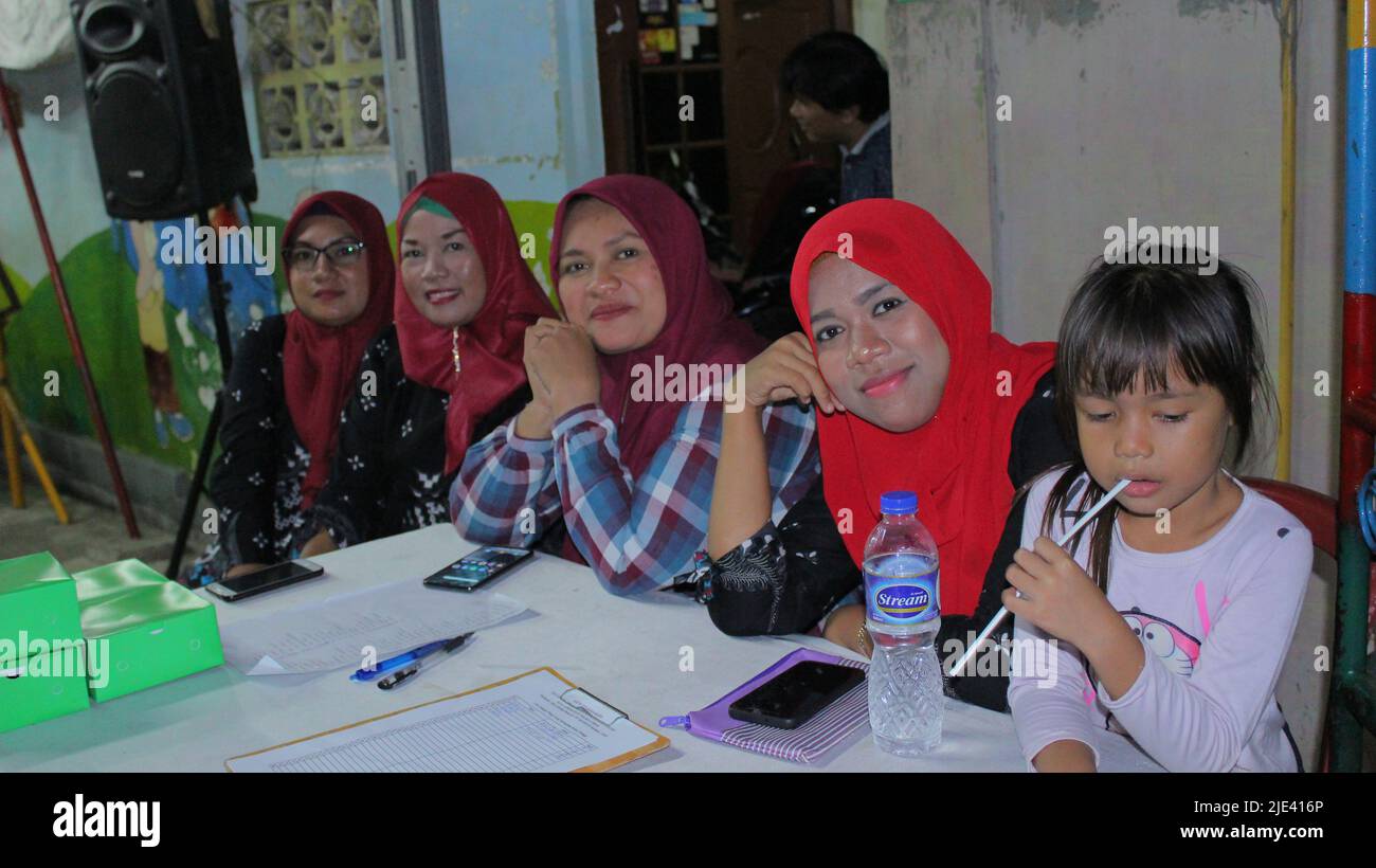Jakarta, Indonésie - 12 14 2019: Expressions souriantes des femmes portant des hijabs lors de l'élection du nouveau chef des citoyens Banque D'Images