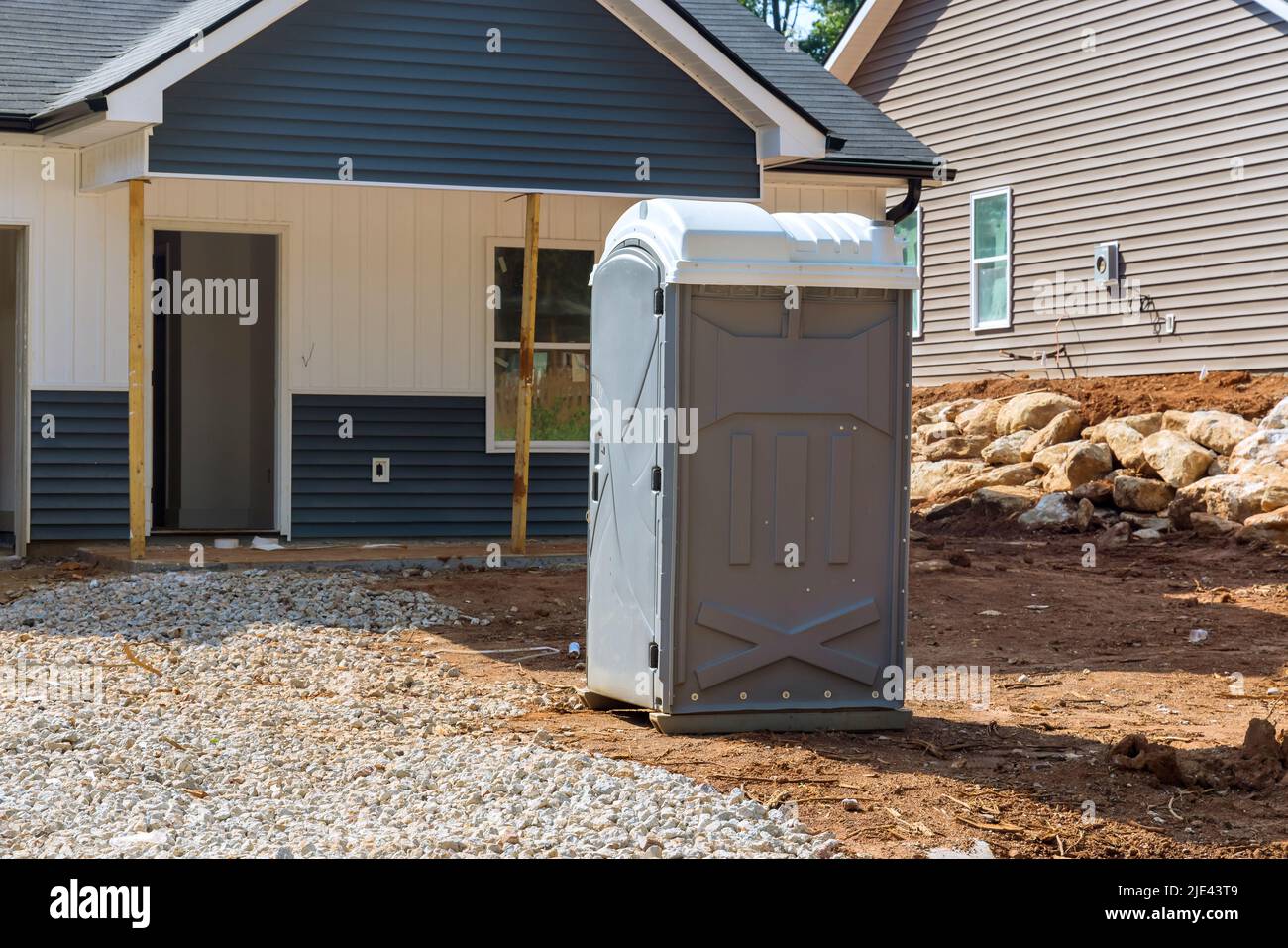 Toilettes portables pour chantier pour les travailleurs d'une maison en construction Banque D'Images