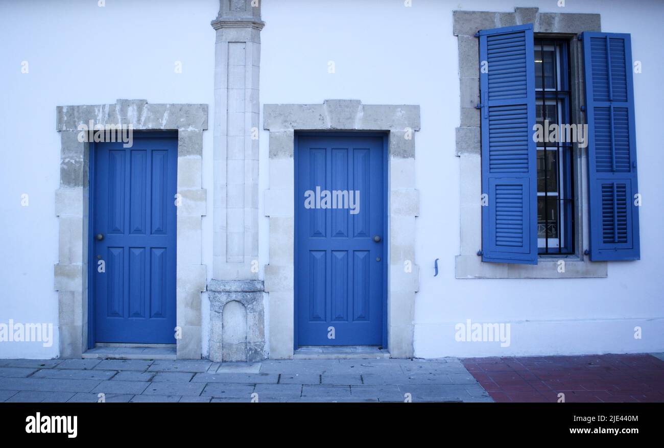 Belle porte bleue avec fenêtres dans le vieux bâtiment de Chypre Banque D'Images