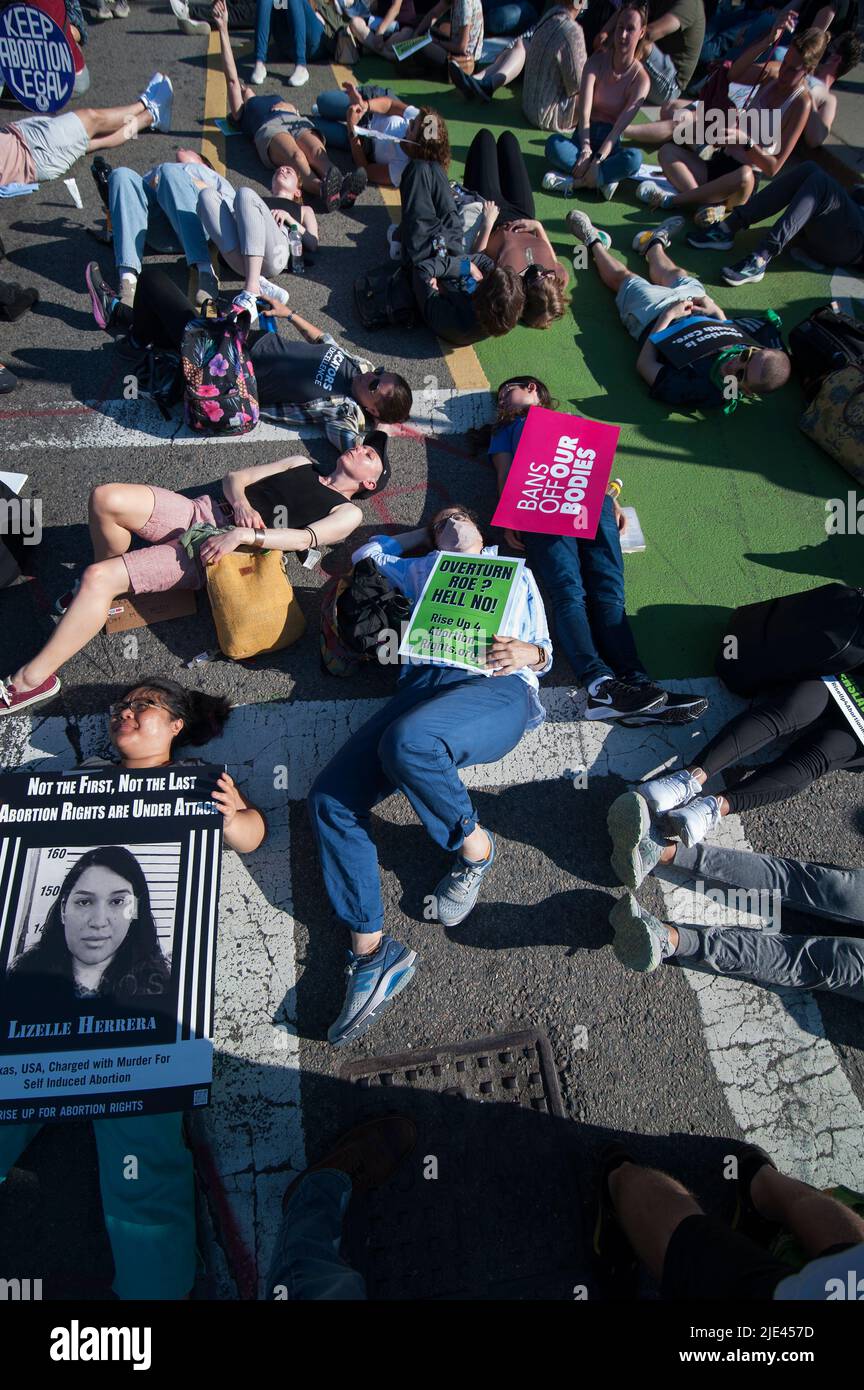 24 juin 2022, Boston, ma, États-Unis: Plusieurs milliers de manifestants pro-avortement de plusieurs groupes ont défilé dans le centre de Boston Massachusetts après que la Cour suprême des États-Unis a emporté le droit constitutionnel de l'avortement des femmes américaines. La photo montre plusieurs centaines de personnes qui s'élèvent pour bloquer la rue Charles lors de la manifestation du vendredi. D'importantes manifestations pro-avortement en réaction à la décision de la Cour suprême du vendredi matin ont eu lieu dans les grandes villes des États-Unis Credit: Chuck Nacke/ Alay Live News Banque D'Images