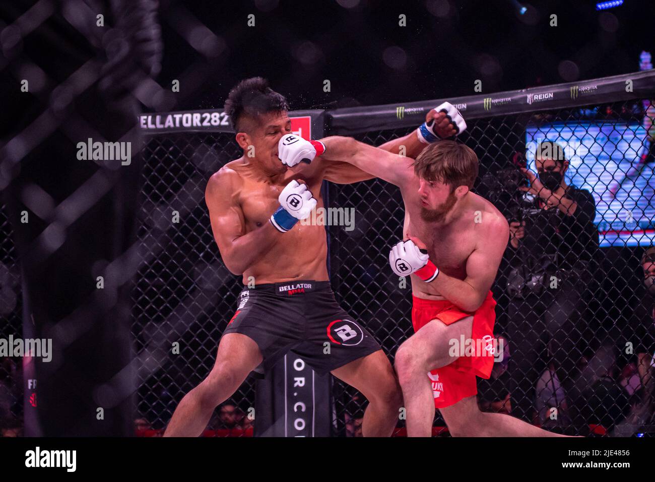 Uncasville, CT, Uncasville, CT, États-Unis. 24th juin 2022. Uncasville, CT - JUIN 24: Magomadev Magomadev et Enrique Barzola ont un incroyablement proche, d'avant en arrière combat Magomedov tire un saut guillotine à gagner par soumission au Bellator 282 sur 24 juin 2022 au Mohegan Sun Casino à Uncasville, CT, États-Unis. (Credit image: © Matt Davies/PX Imagens via ZUMA Press Wire) Credit: ZUMA Press, Inc./Alamy Live News Banque D'Images