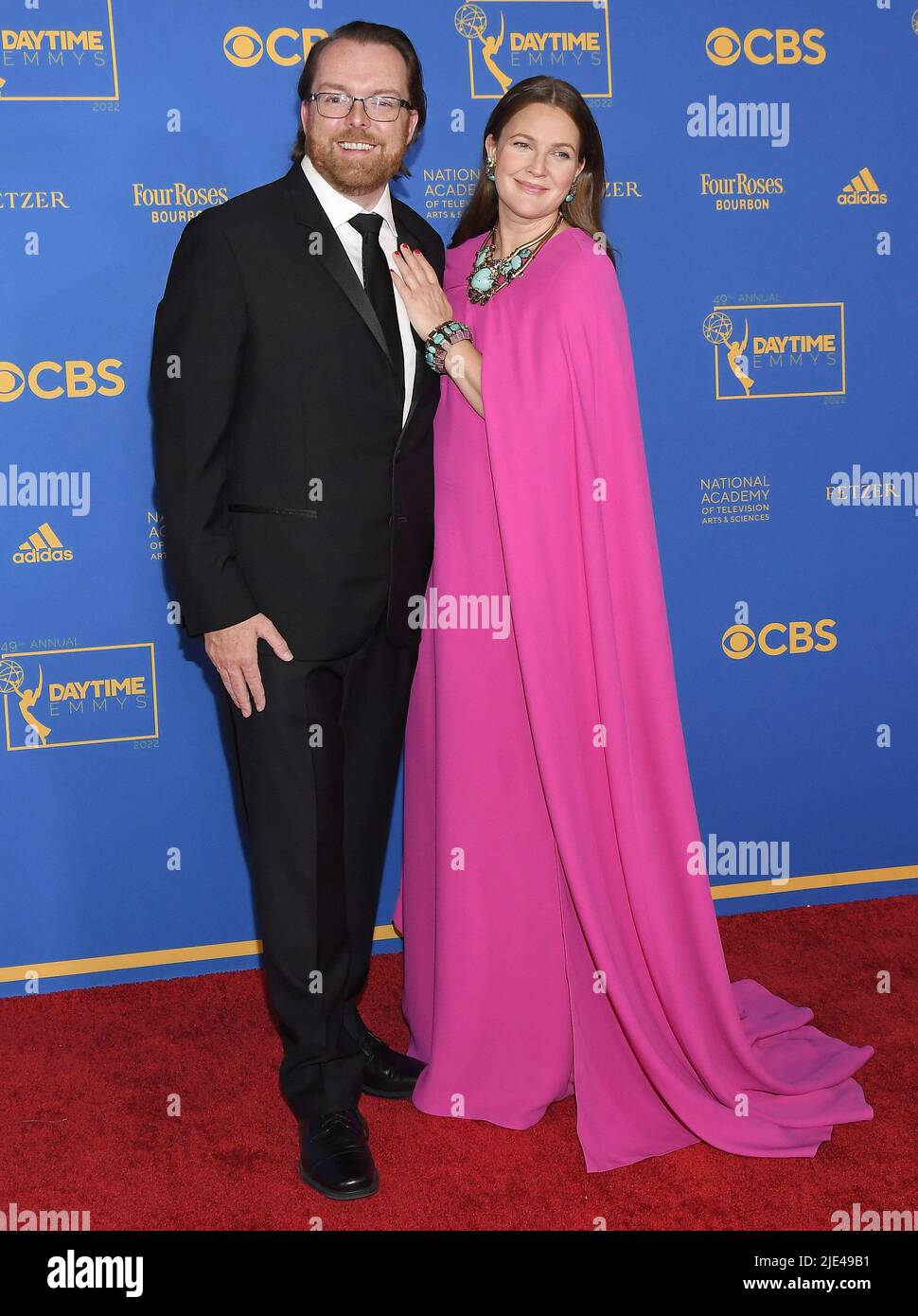 Los Angeles, États-Unis. 24th juin 2022. (G-D) Adam Sharp, président et chef de la direction de l'Académie nationale des arts et des sciences de la télévision et Drew Barrymore aux Prix d'honneur de jour 49th - Marche des lauréats au Centre de congrès Pasadena à Pasadena, CA, vendredi, ?24 juin 2022. (Photo par Sthanlee B. Mirador/Sipa USA) crédit: SIPA USA/Alay Live News Banque D'Images