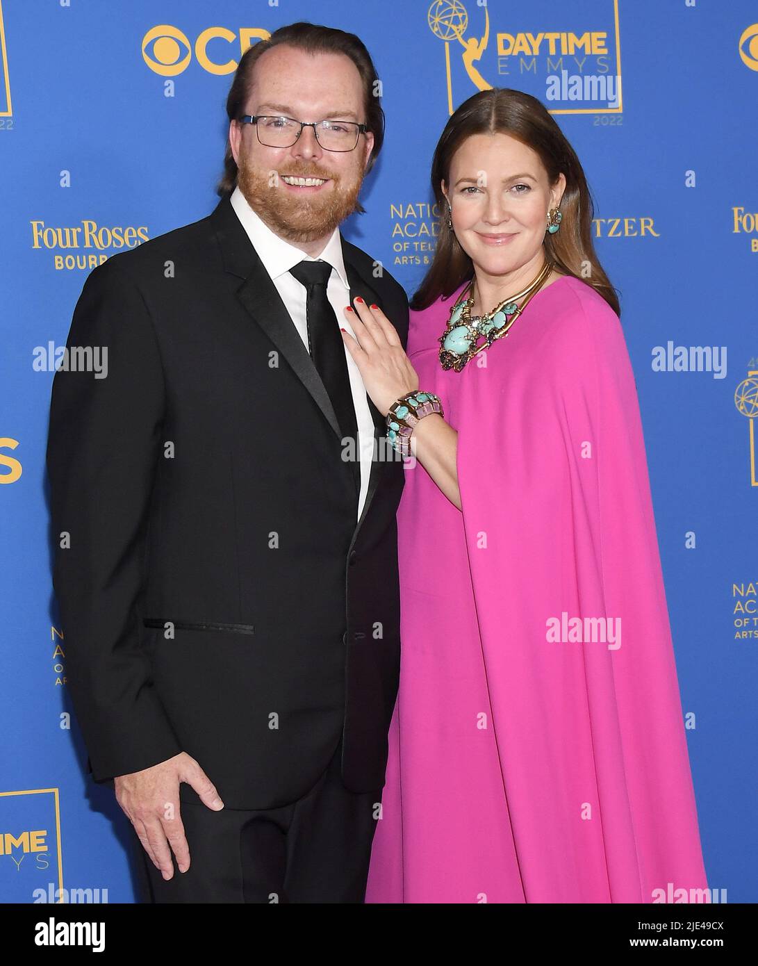 Los Angeles, États-Unis. 24th juin 2022. (G-D) Adam Sharp, président et chef de la direction de l'Académie nationale des arts et des sciences de la télévision et Drew Barrymore aux Prix d'honneur de jour 49th - Marche des lauréats au Centre de congrès Pasadena à Pasadena, CA, vendredi, ?24 juin 2022. (Photo par Sthanlee B. Mirador/Sipa USA) crédit: SIPA USA/Alay Live News Banque D'Images