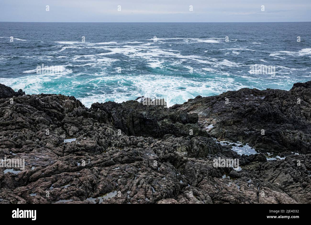 L'océan Pacifique et la côte de l'île de Vancouver, près d'Ucluelet, C.-B., Canada. Banque D'Images