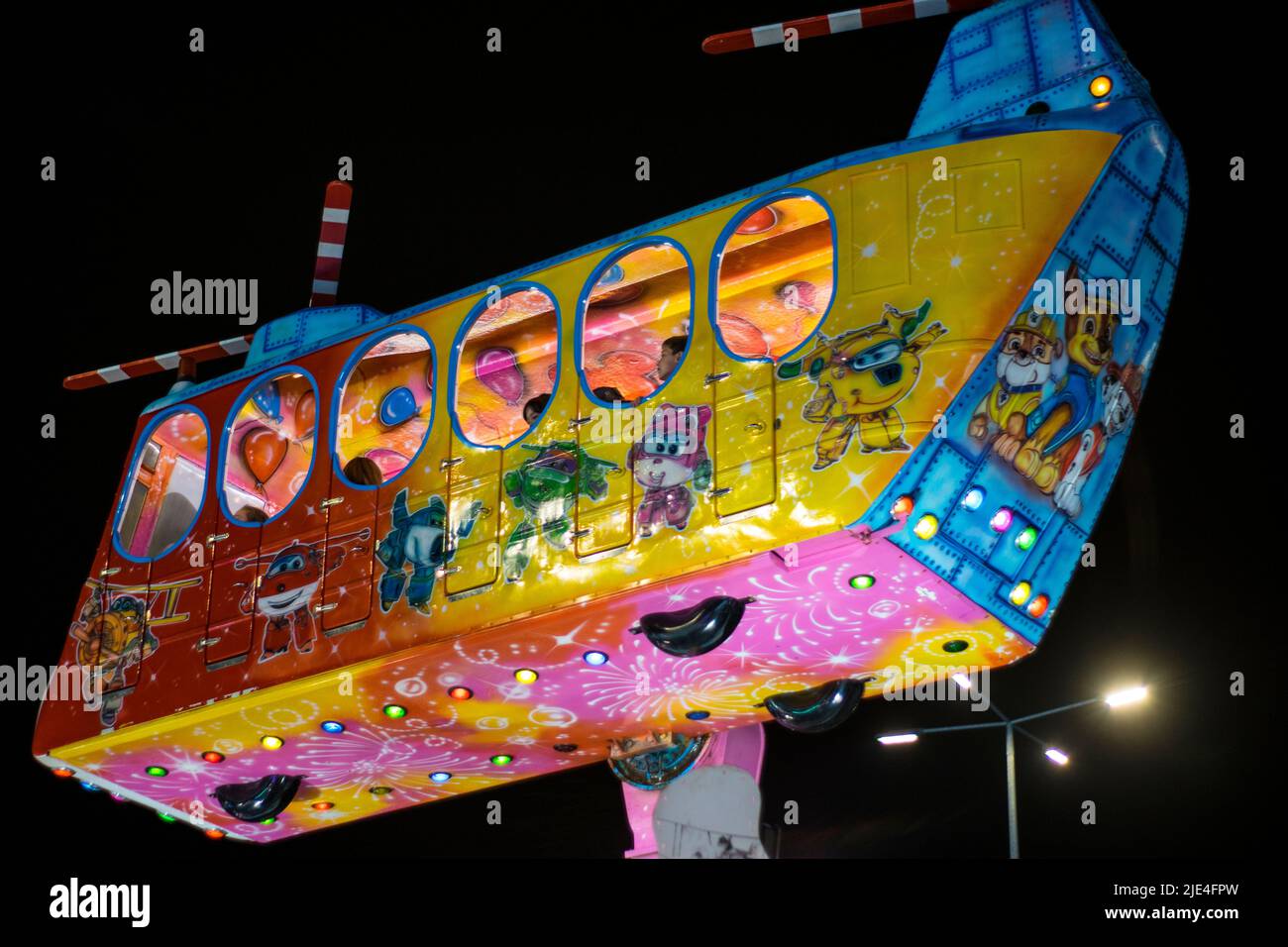 Les foires populaires amusements lumières néon, la conception de signes et la peinture attrayante. Des enseignes et des designs colorés sont créés dans des foires populaires. Puissant et vibrant. Banque D'Images