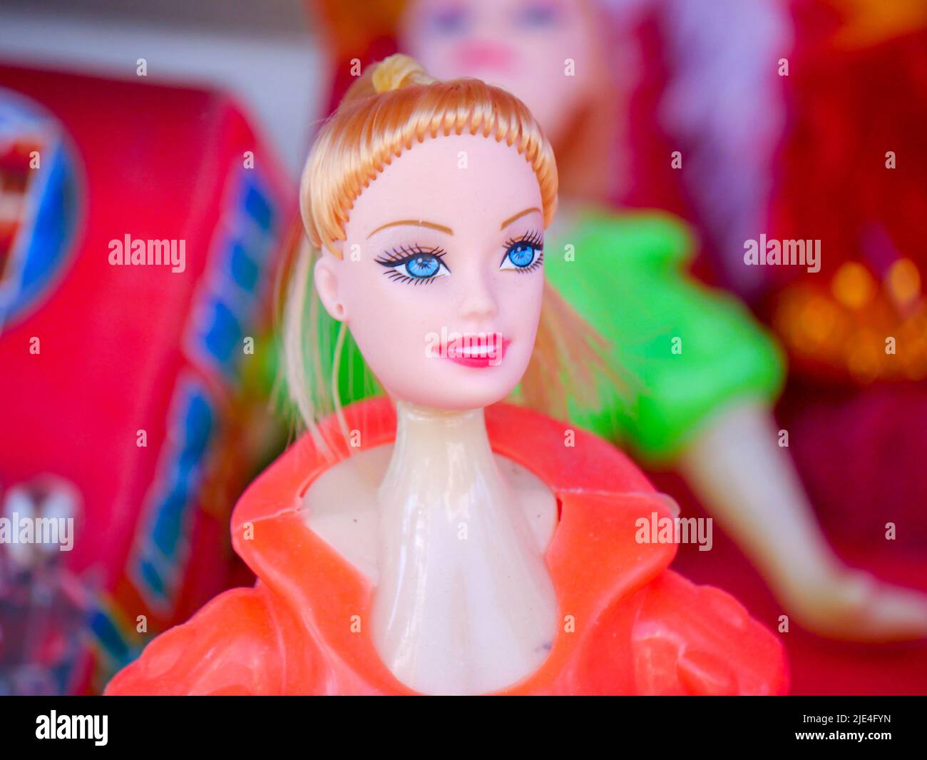 Poupée Barbie en plastique yeux bleus visage gros plan, prêt à vendre sur le marché Banque D'Images
