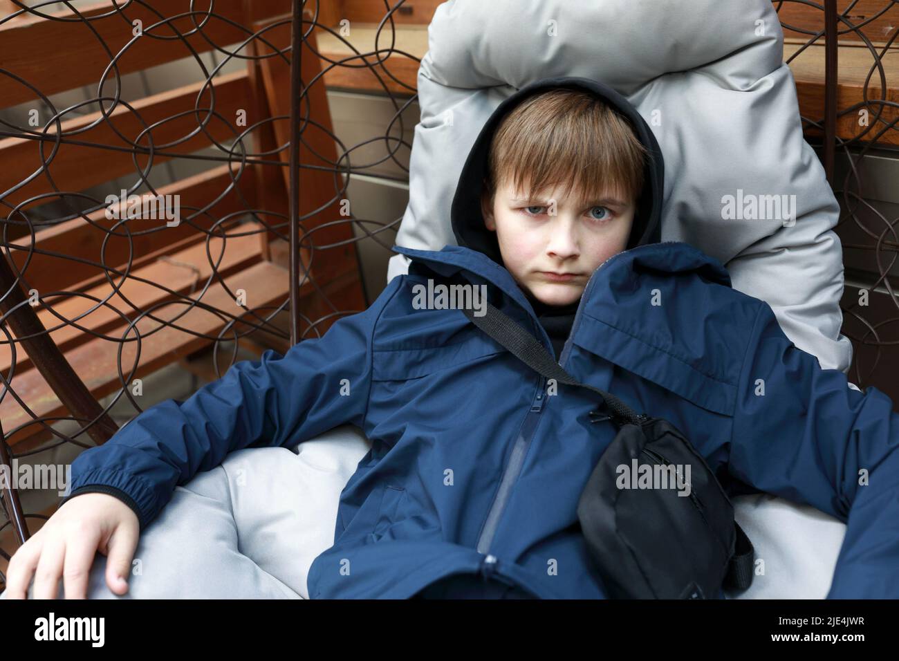 Portrait de l'enfant se détendant dans une chaise suspendue Banque D'Images