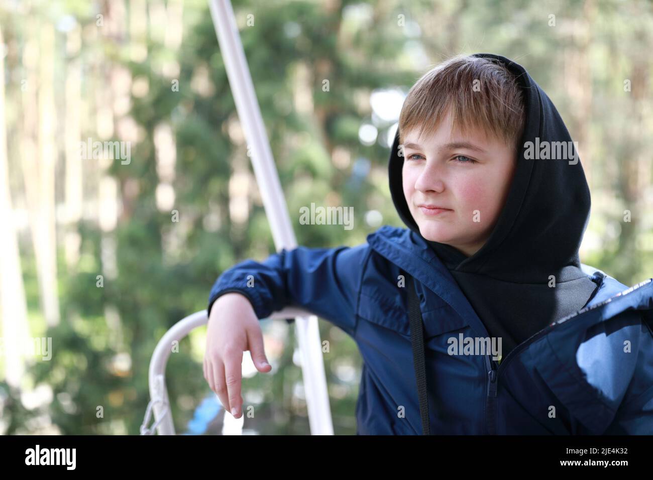 Portrait d'un enfant sur la roue de ferris au printemps Banque D'Images