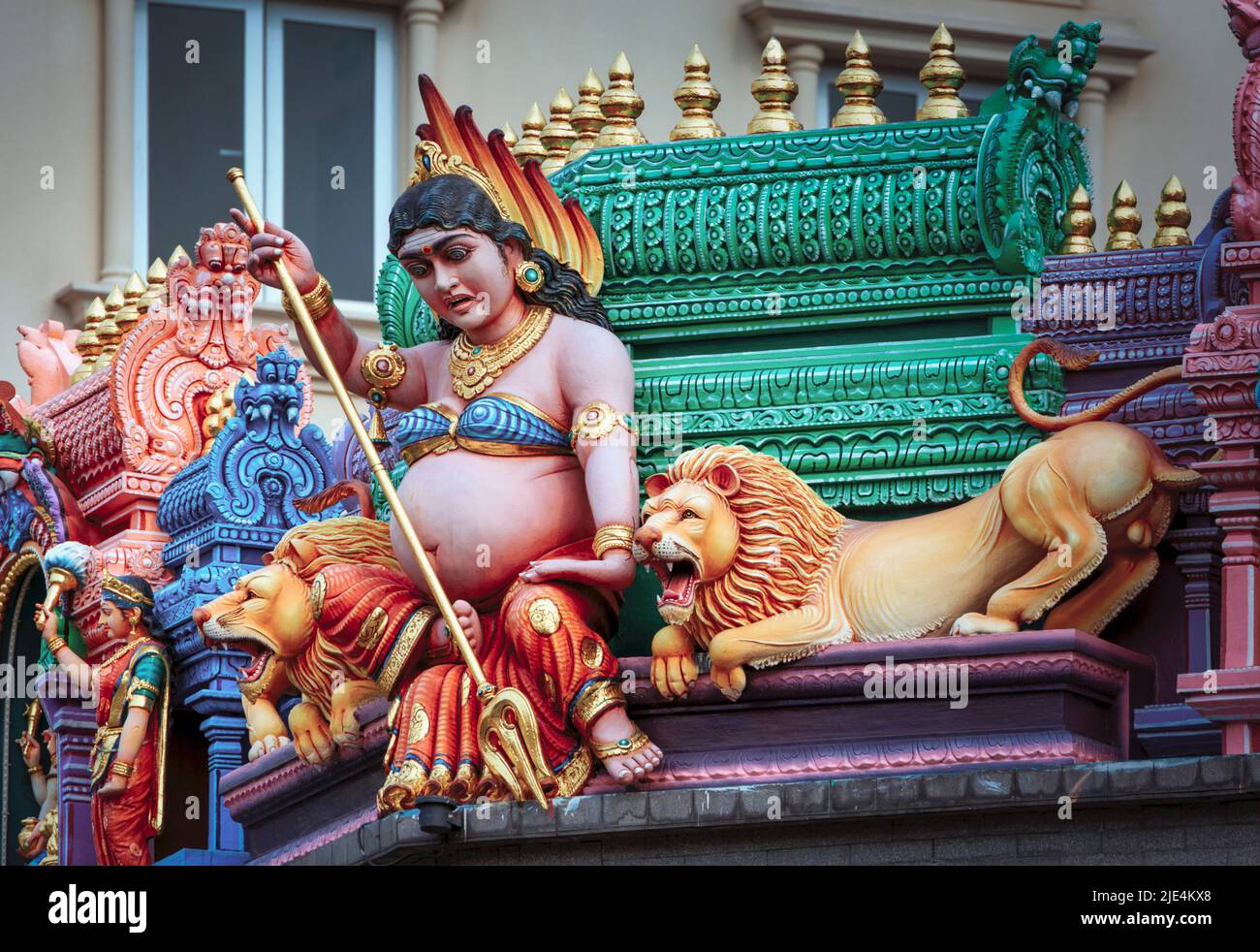 Figures à l'extérieur du Temple Sri Veeramakaliamman, Serangoon Road, Little India, République de Singapour. Ce temple hindou est l'un des vieux Banque D'Images