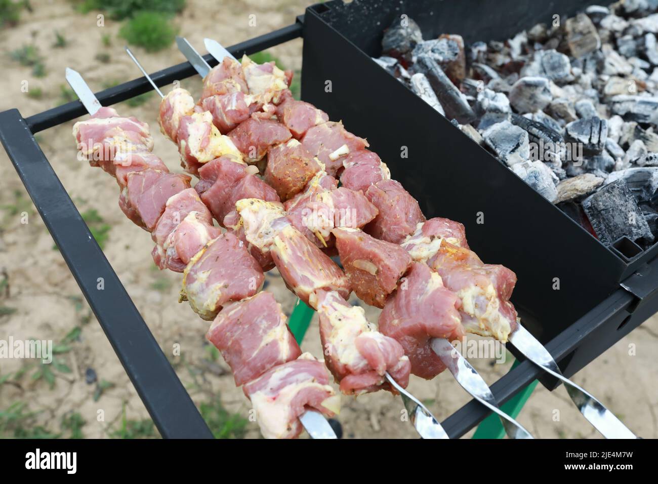 Vue sur le col de porc frais sur les brochettes Banque D'Images