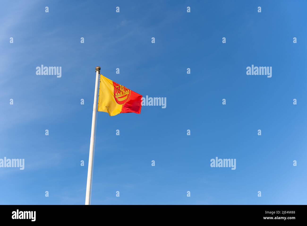 Le drapeau de la ville portuaire lituanienne de Klaipeda survole le fond d'un ciel bleu clair et sans nuages. Banque D'Images