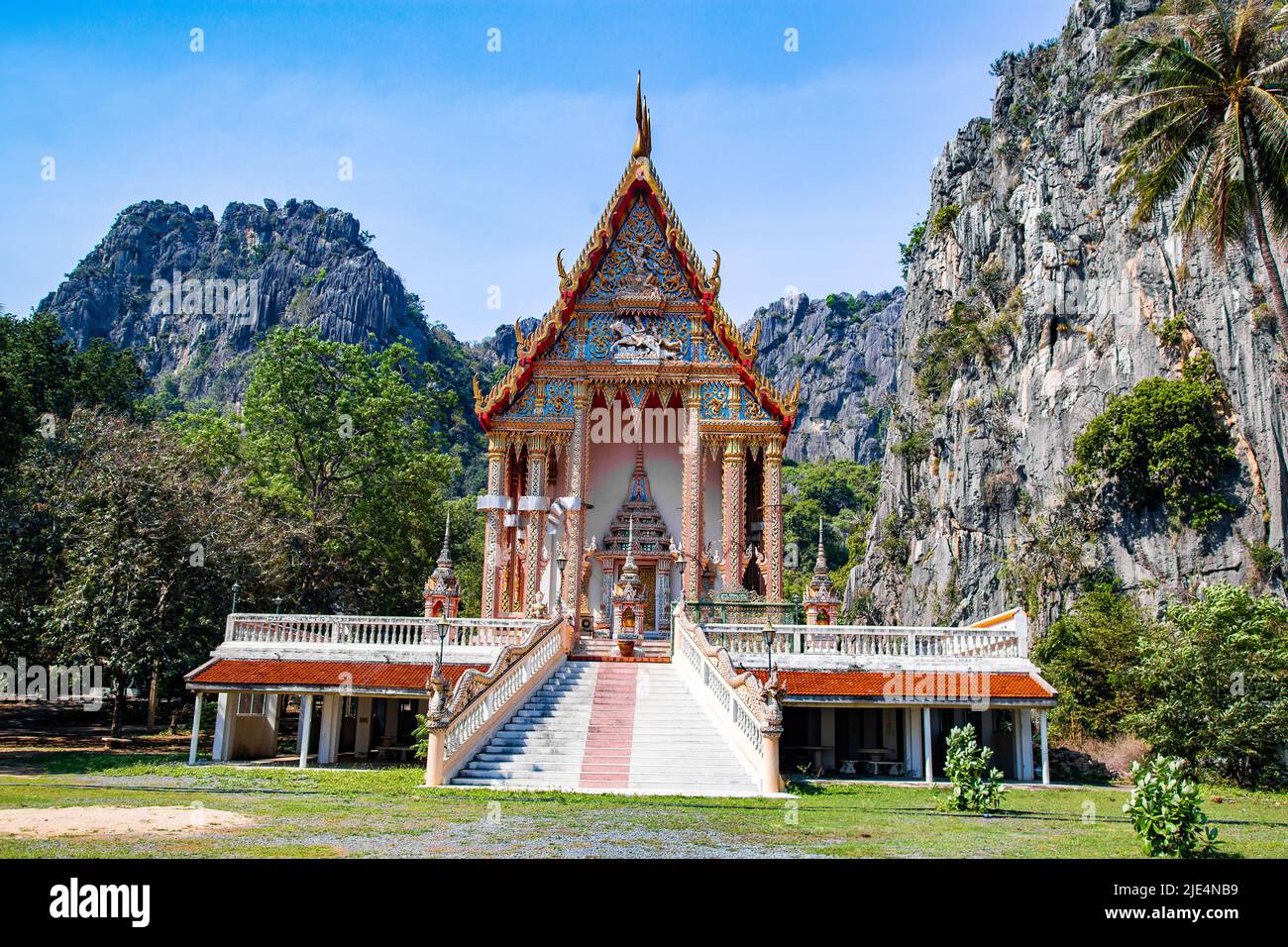 Temple Wat Khao Daeng à Prachuap Khiri Khan, Thaïlande Banque D'Images