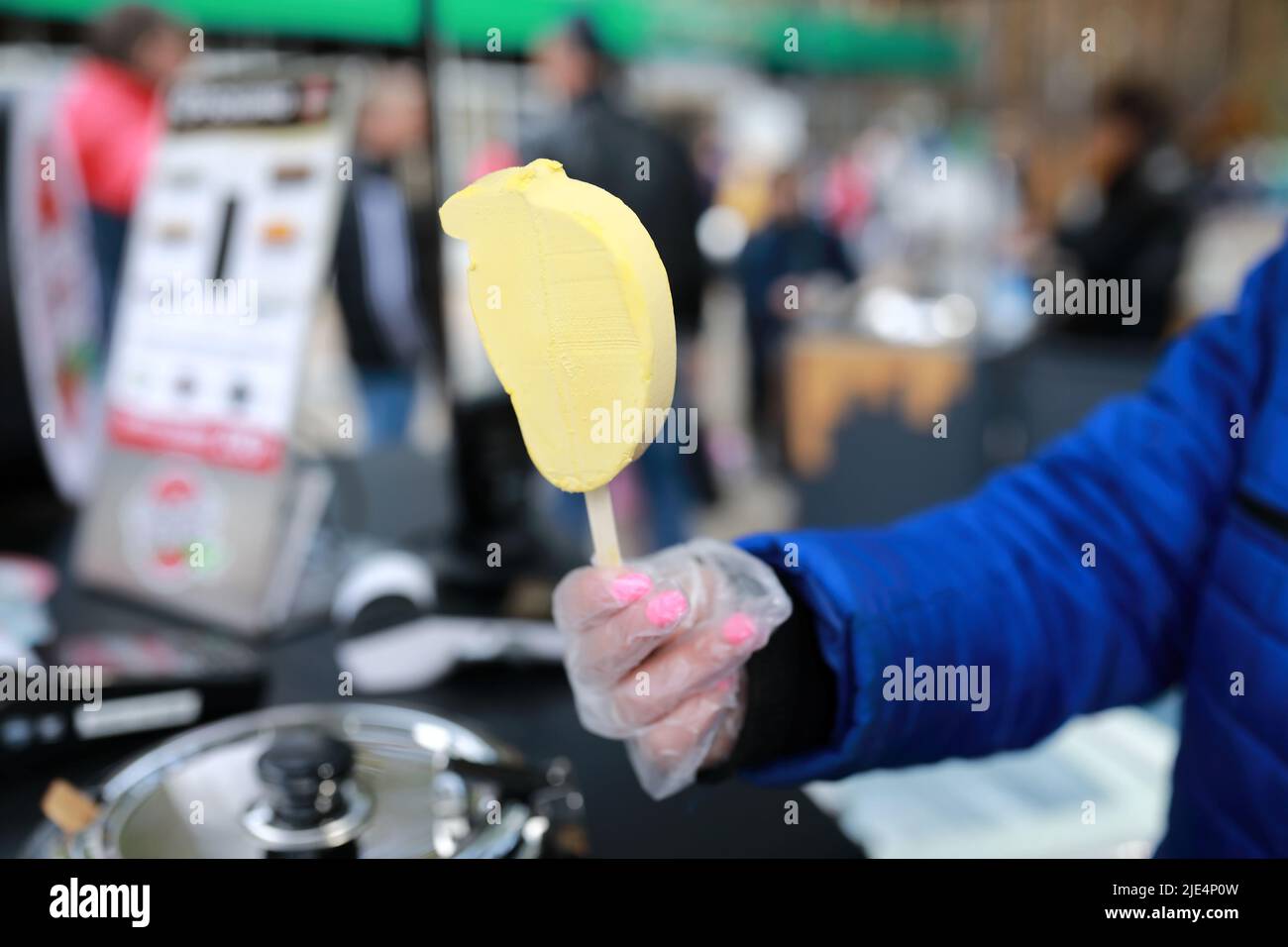 Personne tenant la glace à la mangue dans le café Banque D'Images