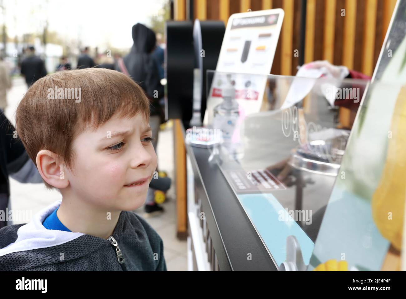 Enfant choisissant de la crème glacée dans le café du parc Banque D'Images