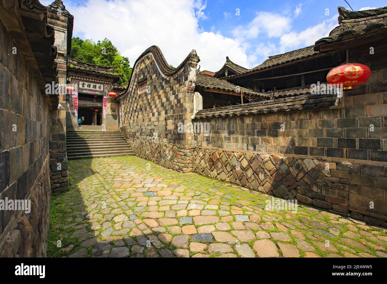 Hujia cour à Wenzhou, Zhejiang Jiangnan quadrilatère ancienne architecture soleil bleu ciel pierre route mémorial arcades étapes Banque D'Images