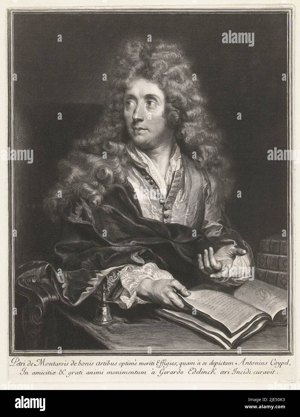 Portrait de Pierre de Montarsis, assis à mi-chemin derrière un bureau. Il regarde sur le côté, tenant un livre ouvert avec sa main droite et faisant un geste pointant avec sa main gauche, Portrait de Pierre de Montarsis., imprimeur: Gerard Edelinck, (mentionné sur l'objet), Antoine Coypel, (mentionné sur l'objet), Paris, 1692 - 1792, papier, gravure, h 371 mm × l 284 mm Banque D'Images