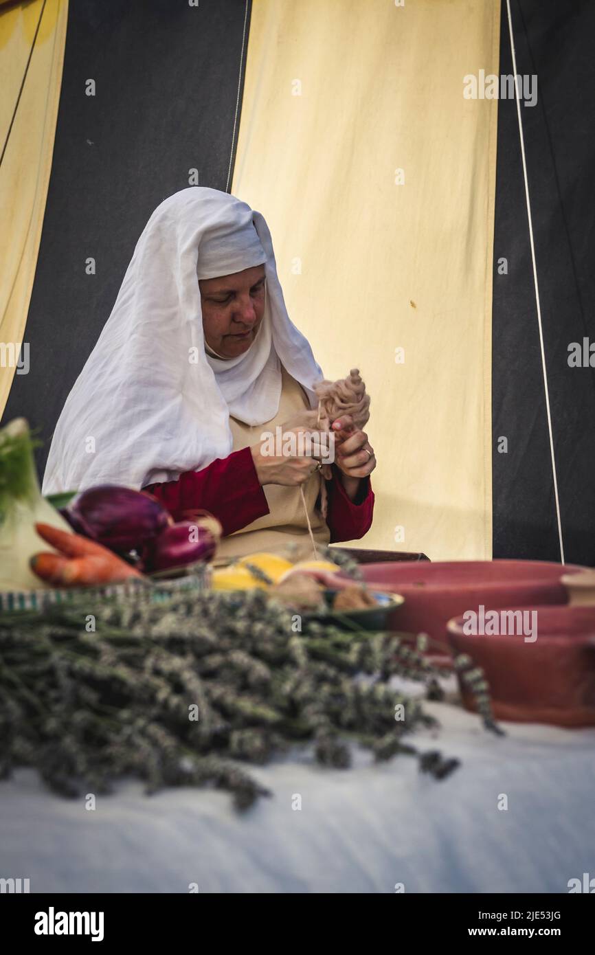 13th siècle. Coutumes et habitudes civiles et militaires. Femme dans une cuisine de campagne Banque D'Images